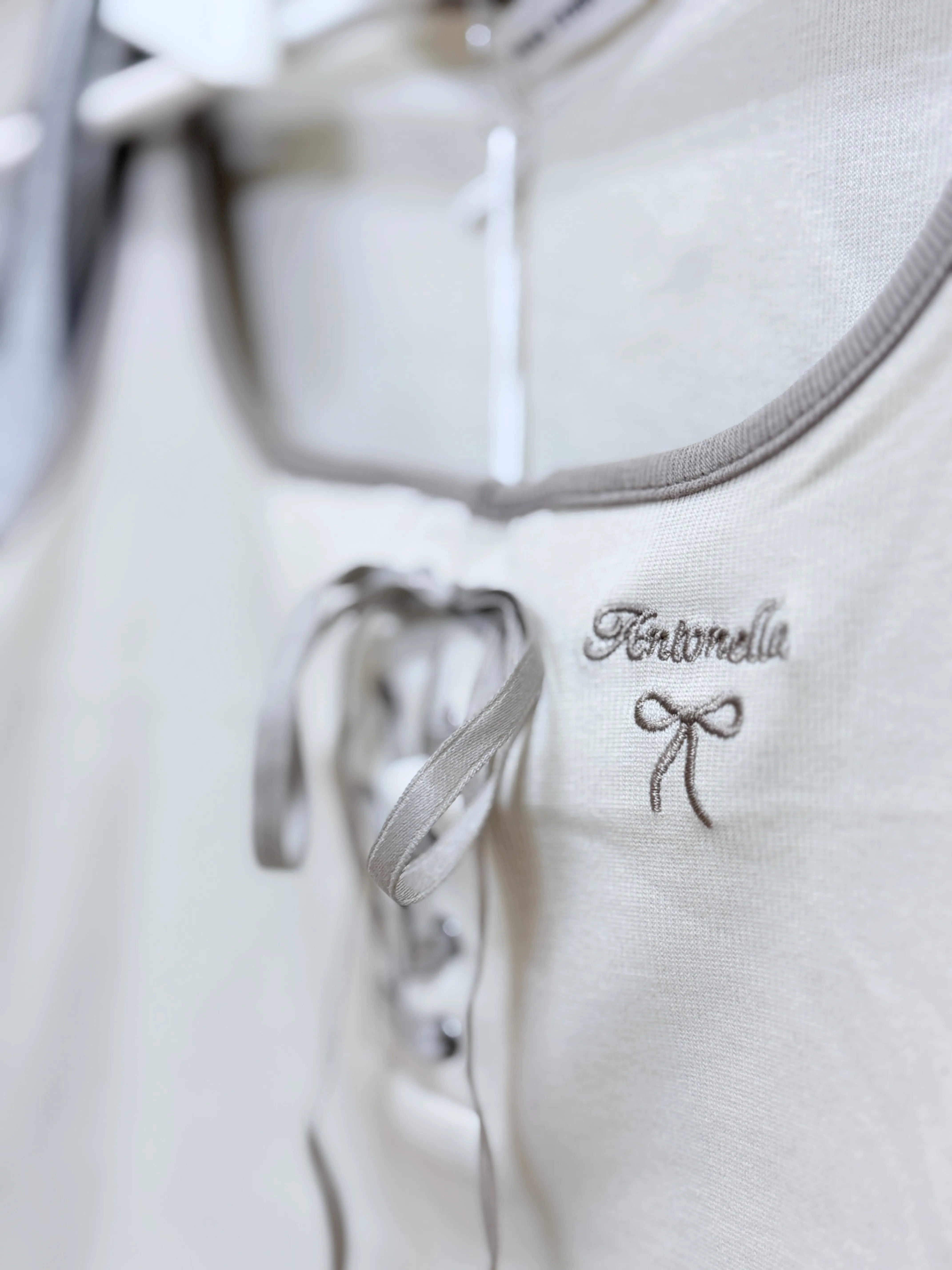 闆娘激推-質感超好撞色綁帶芭蕾刺繡背心