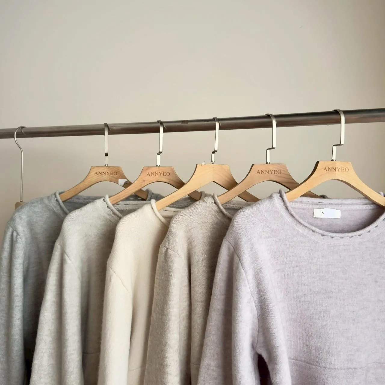 圓領下坑條毛衣