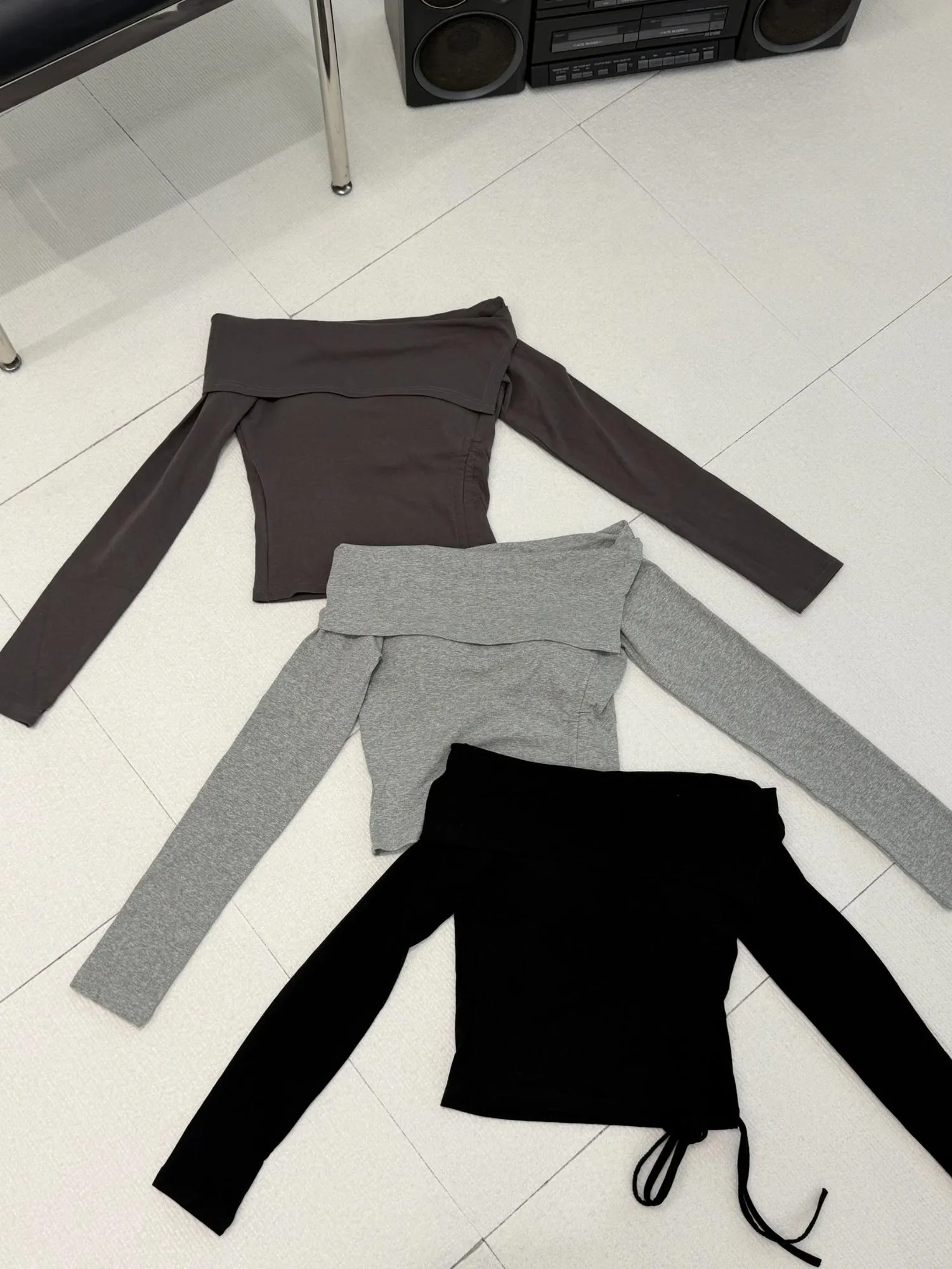 側綁繩一字領造型固定杯上衣