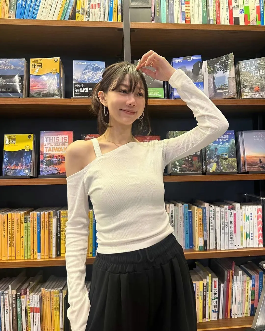 正韓-斜肩帶修身上衣