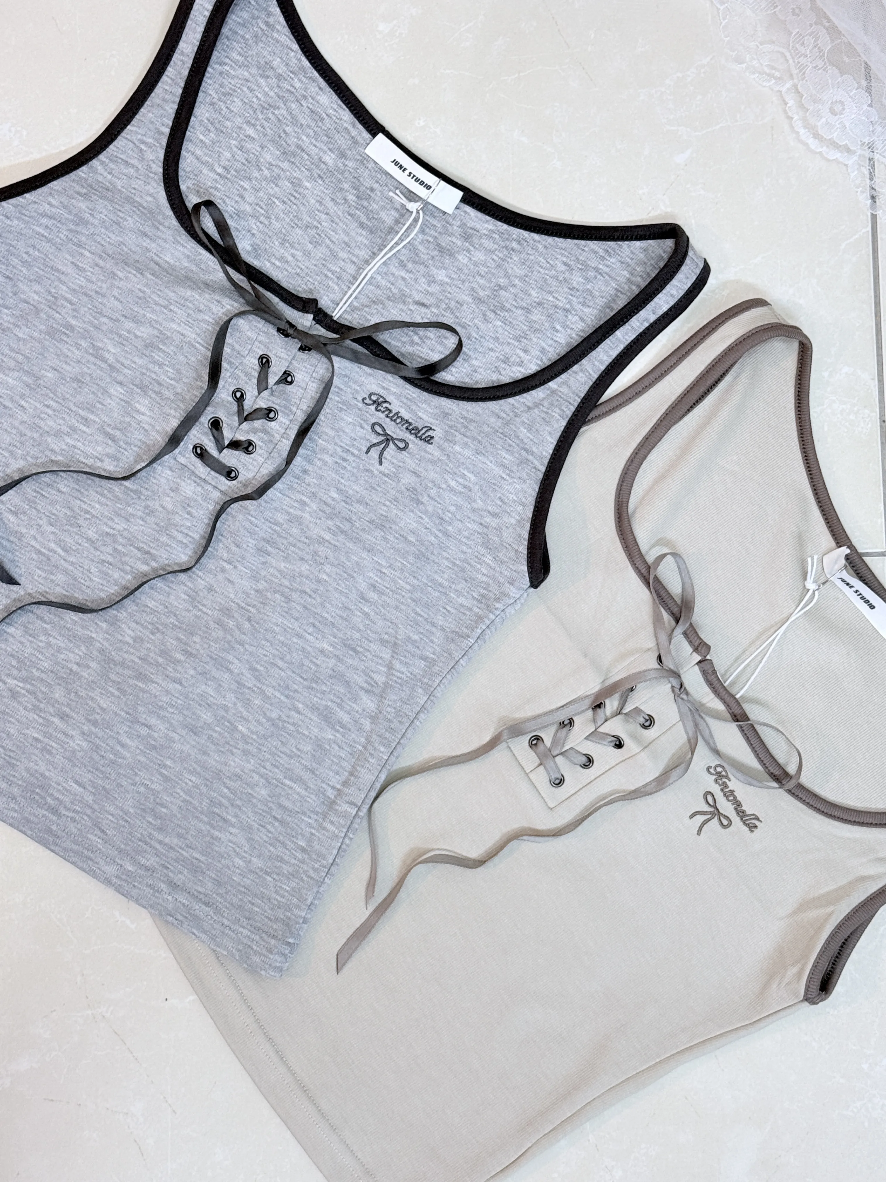 闆娘激推-質感超好撞色綁帶芭蕾刺繡背心