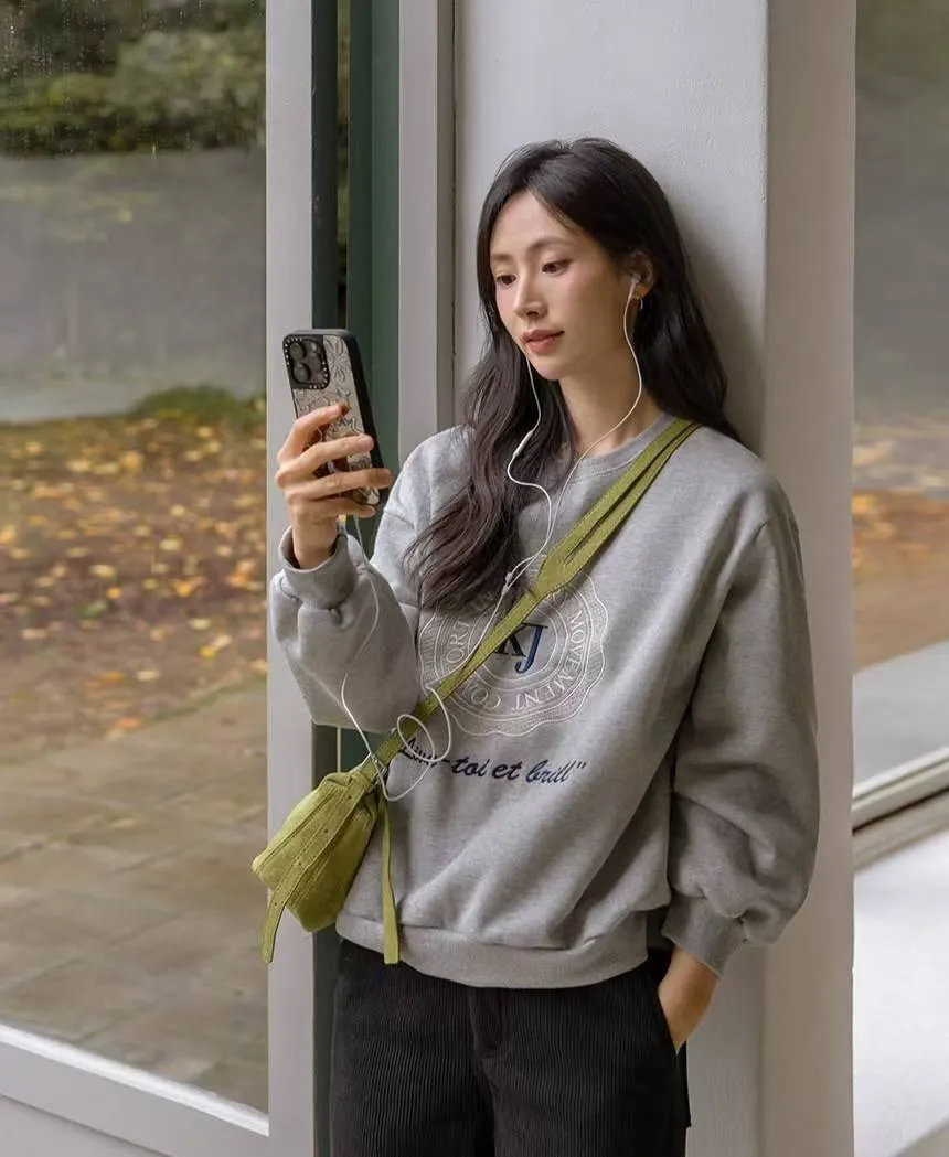 正韓自訂刺繡英字大學T