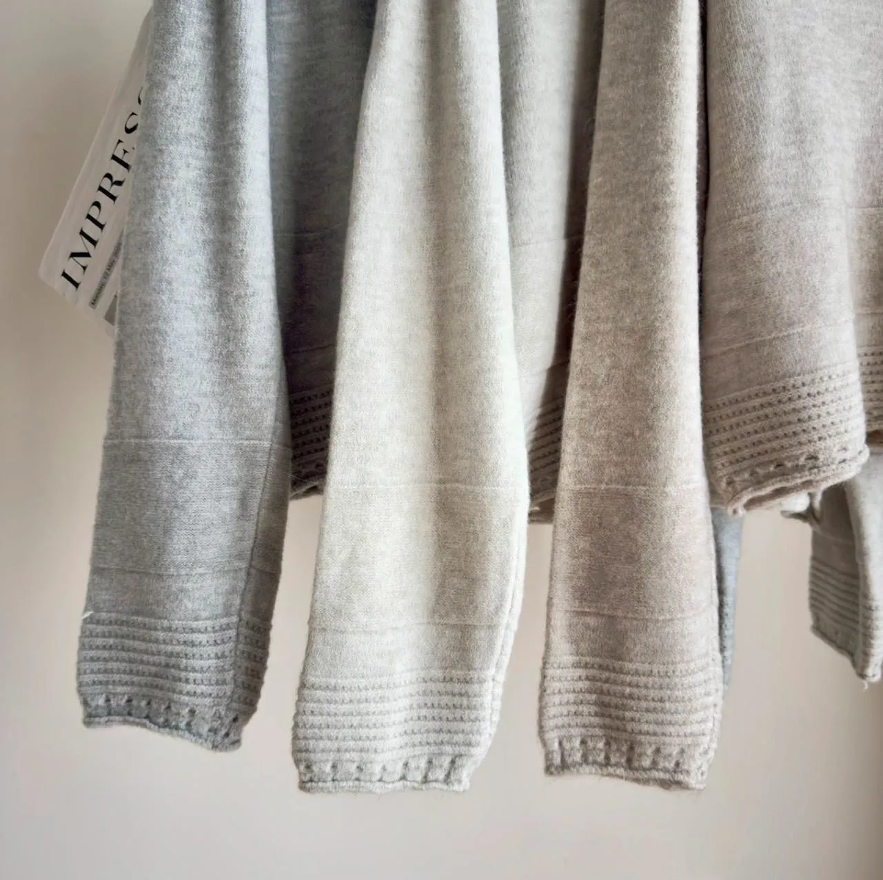 圓領下坑條毛衣