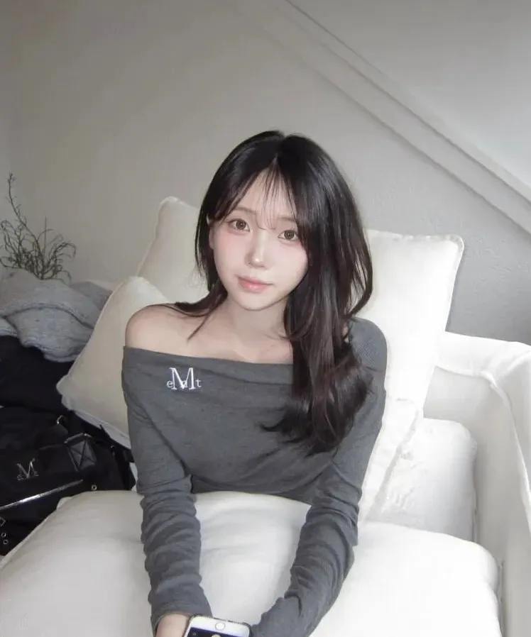 【預購】 MUCENT LIVRE OFF SHOULDER UNBALANCE LONG SLEEVE T  熱銷款側皺 一字領 斜領上衣