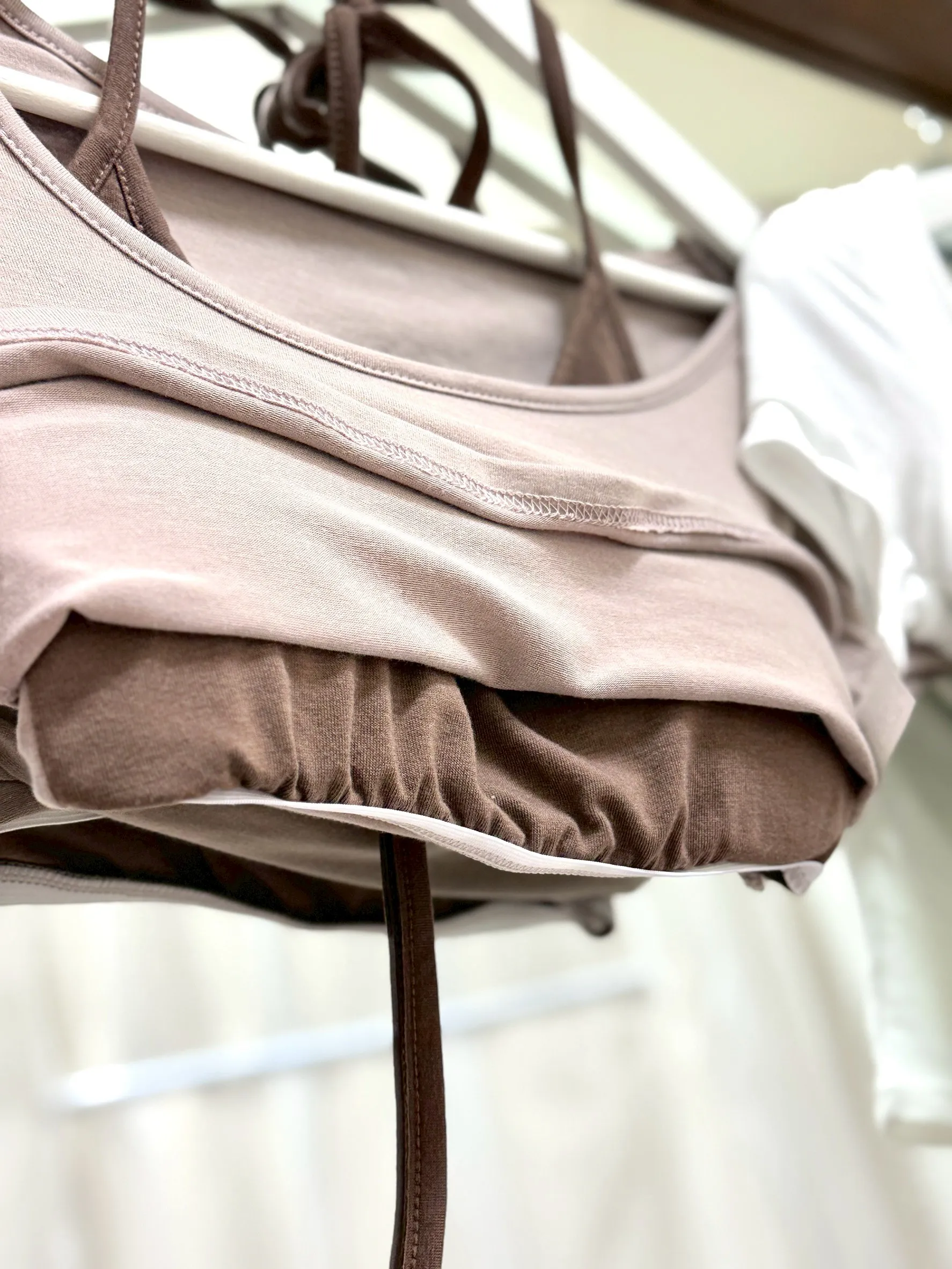 日常必備-假兩件繞脖帶杯上衣