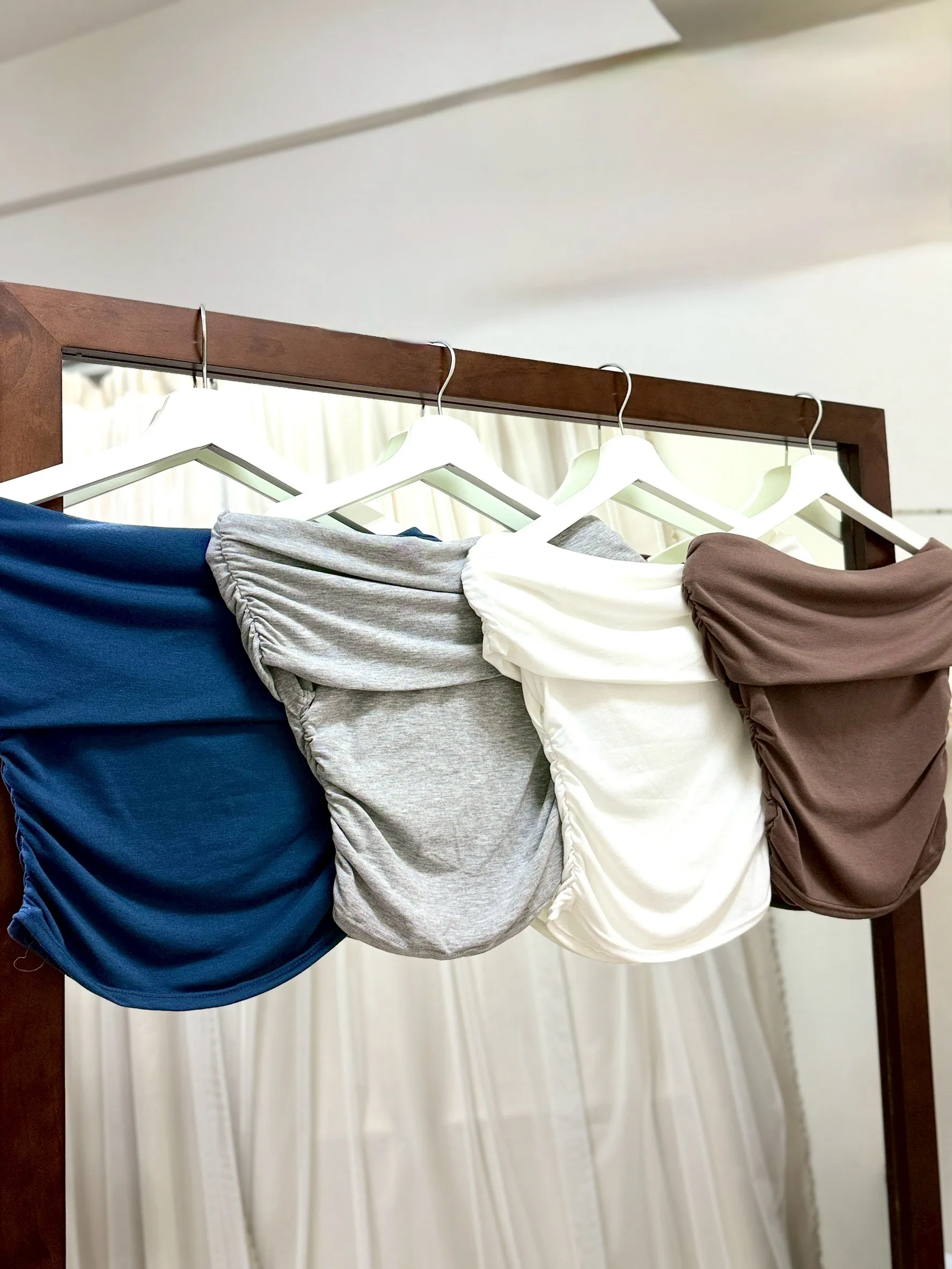 韓劇女主-正韓側邊抓皺顯瘦露肩一字領