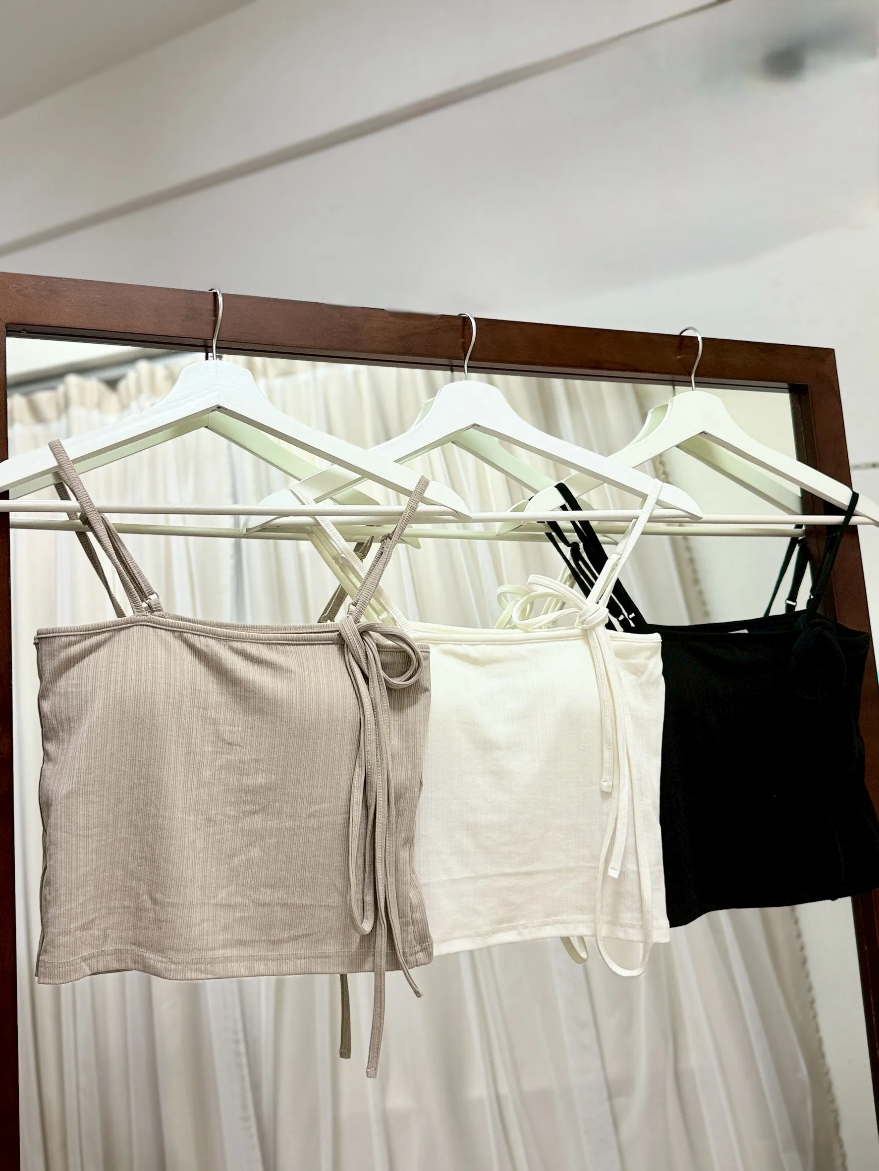 本期必帶-細肩涼感坑紋帶杯小背心附飄帶