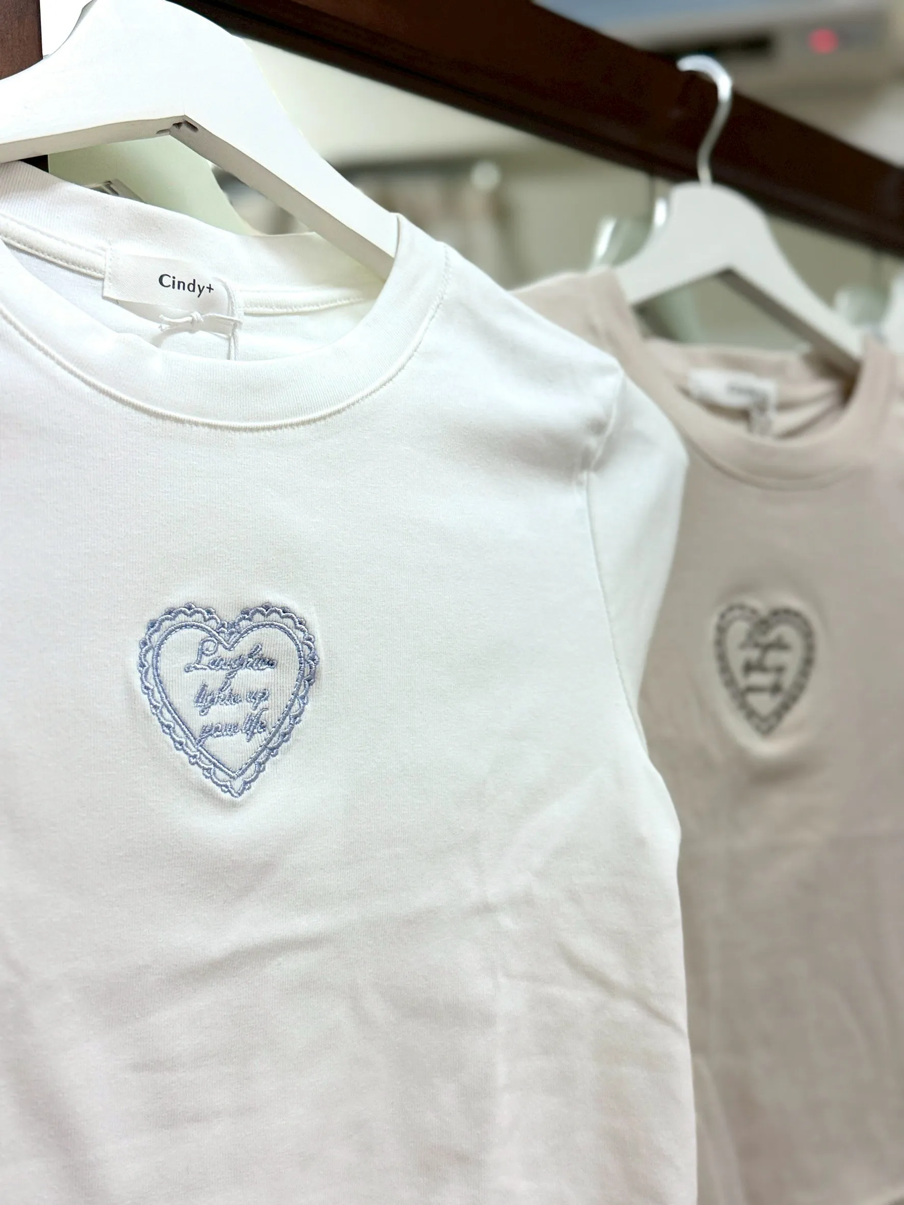 日常必備-愛心刺繡高彈上衣