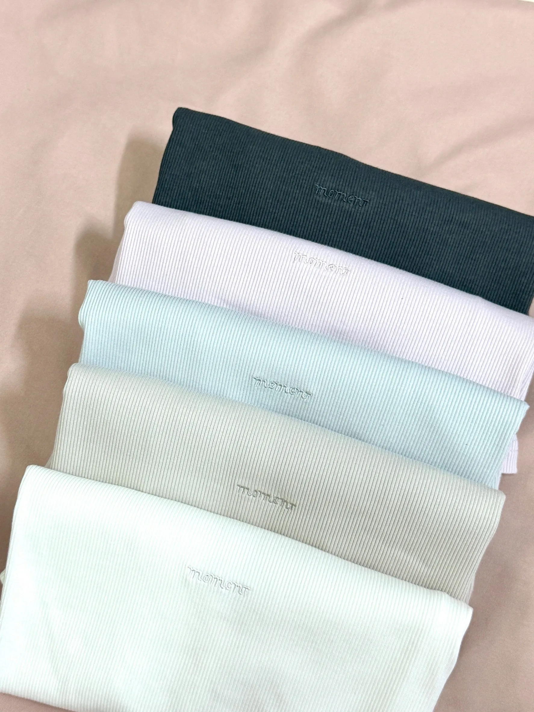 日常穿搭-英文刺繡合身彈性短上衣