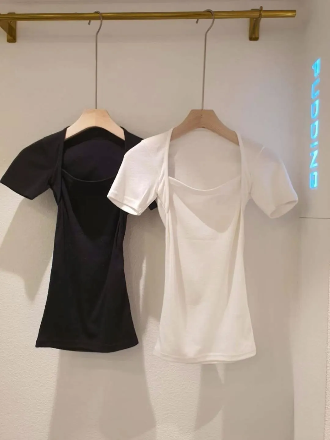 正韓方圓領露鎖骨顯瘦上衣