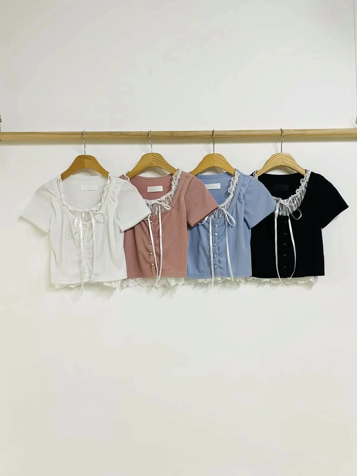 正韓假兩件蕾絲綁帶開釦上衣