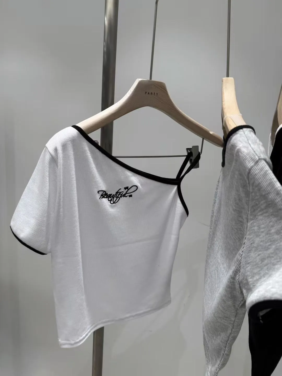 正韓單肩刺繡造型短袖上衣