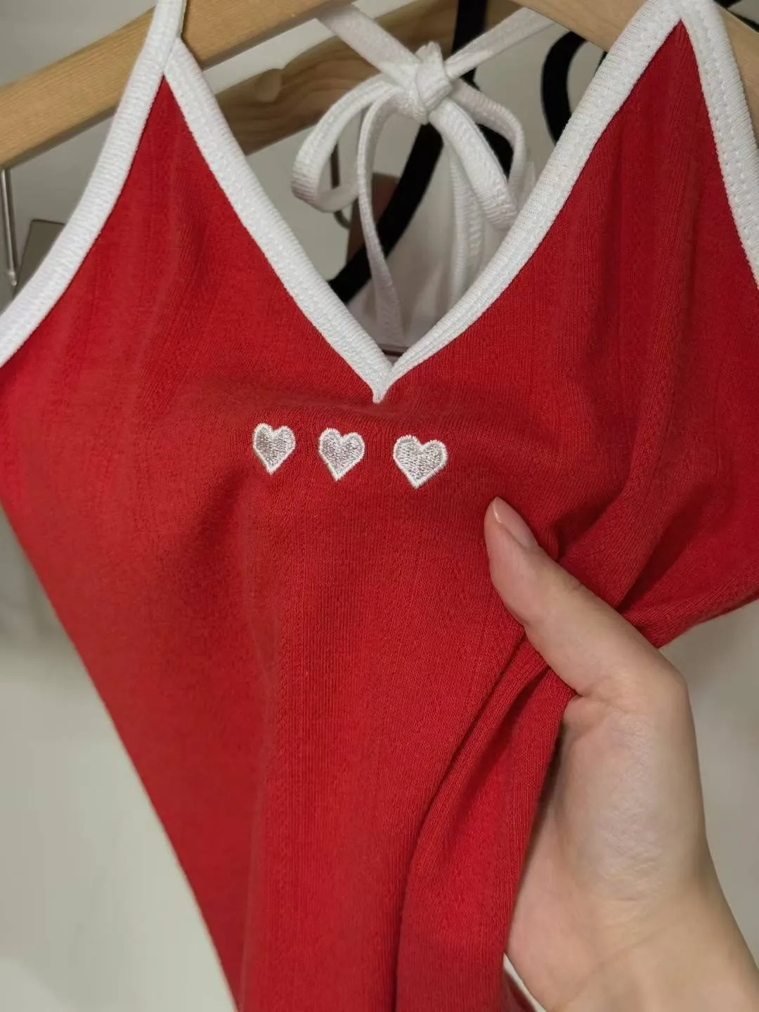 掛脖綁帶心型刺繡背心