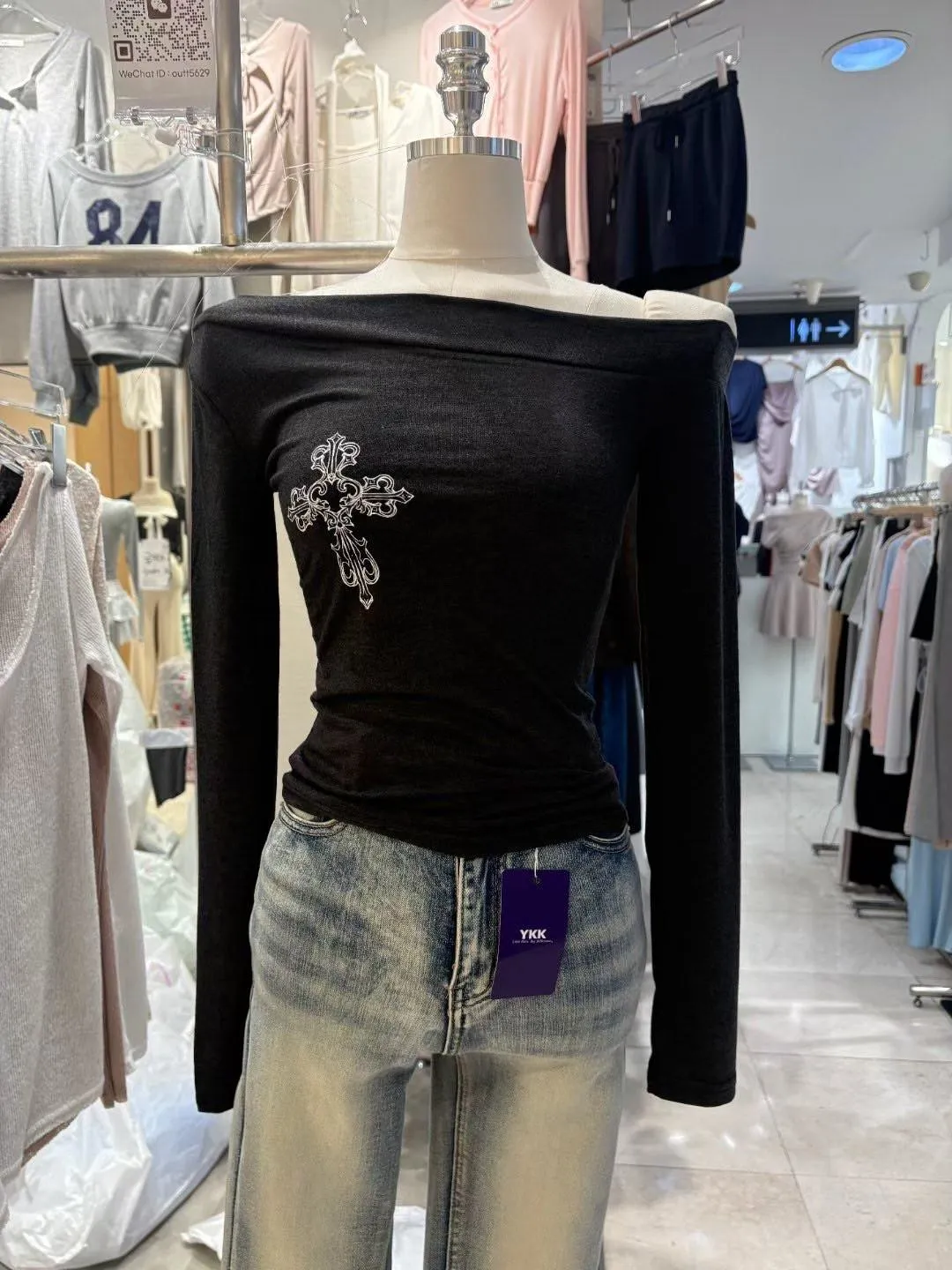 正韓胸前印花露肩上衣