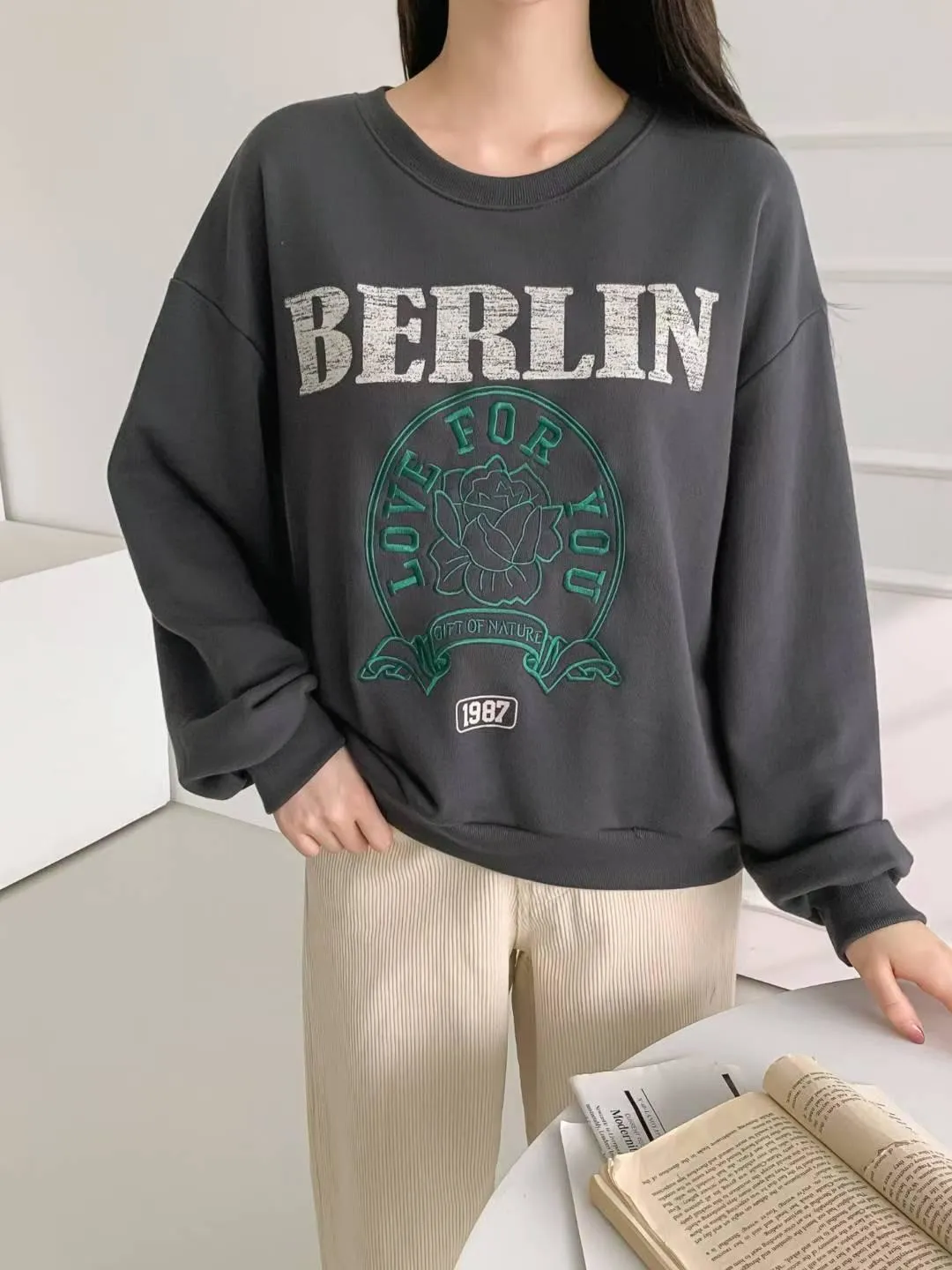 正韓玫瑰刺繡英字大學T