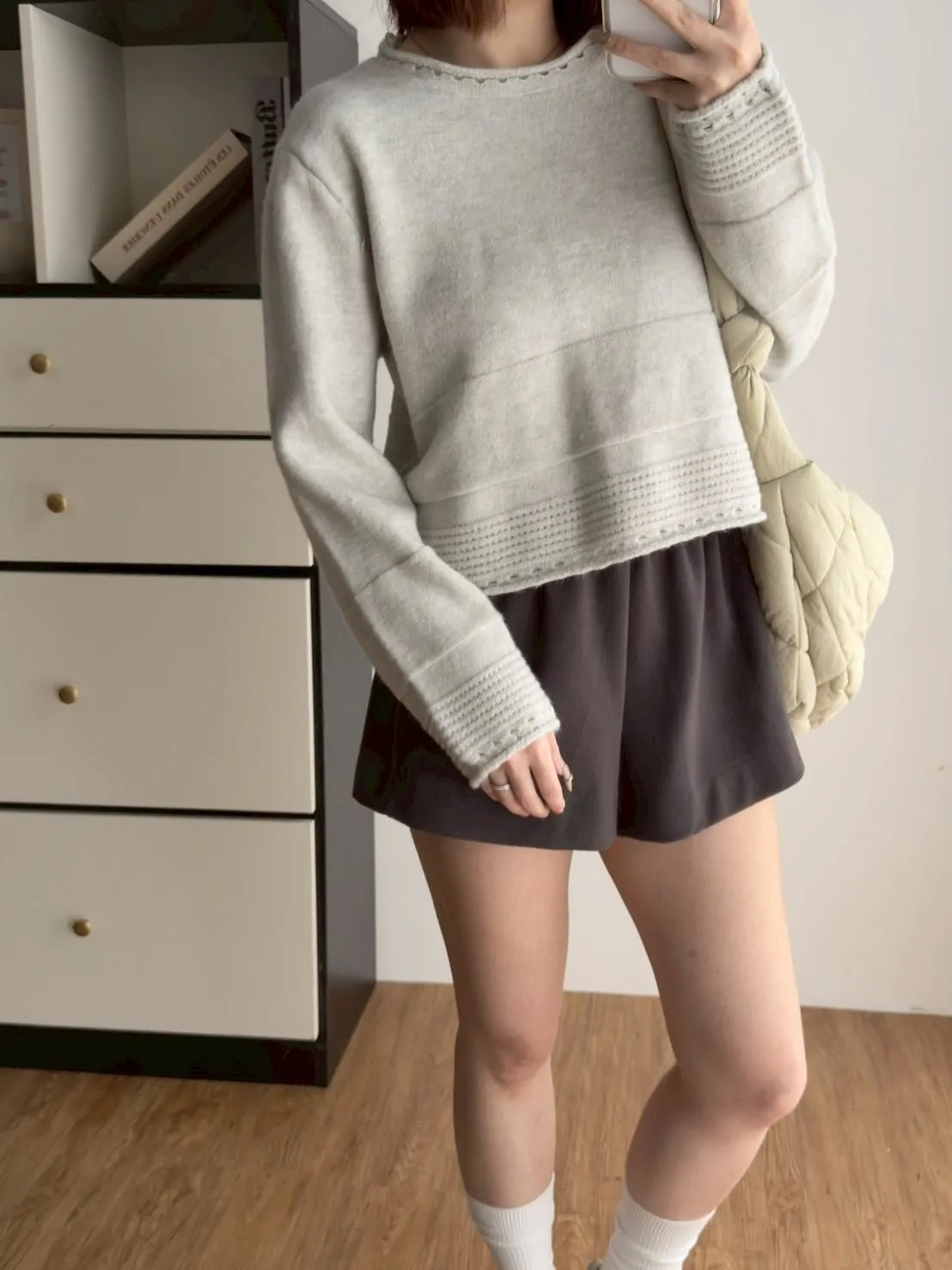 圓領下坑條毛衣