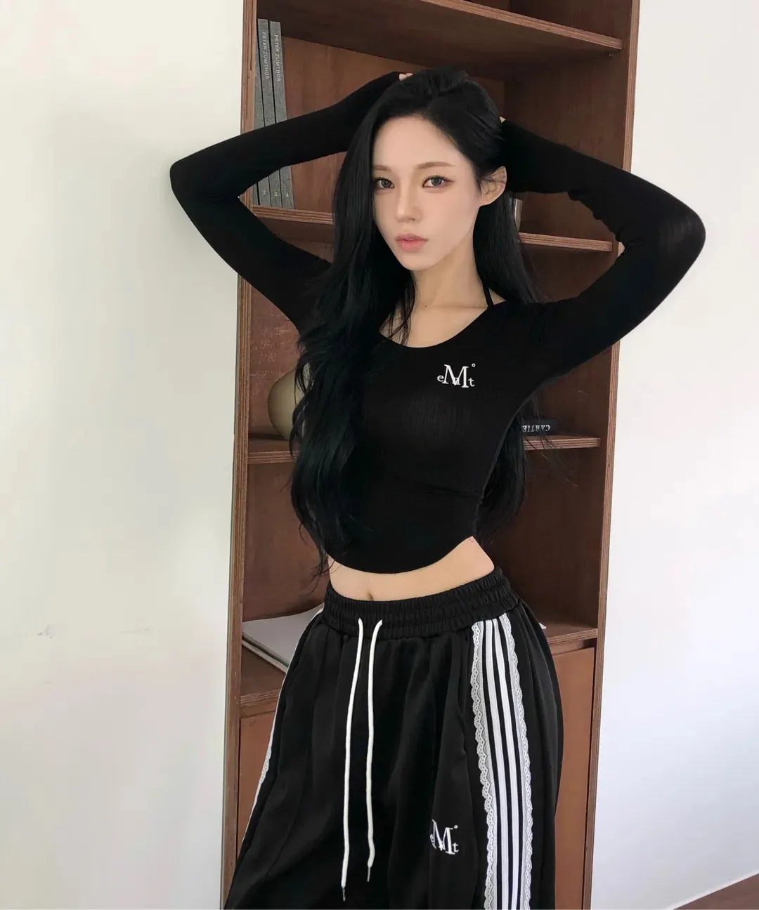 【預購】 MUCENT VERION STRAP RIBBON LONG SLEEVE T 繞脖 綁脖 下圓弧修身上衣