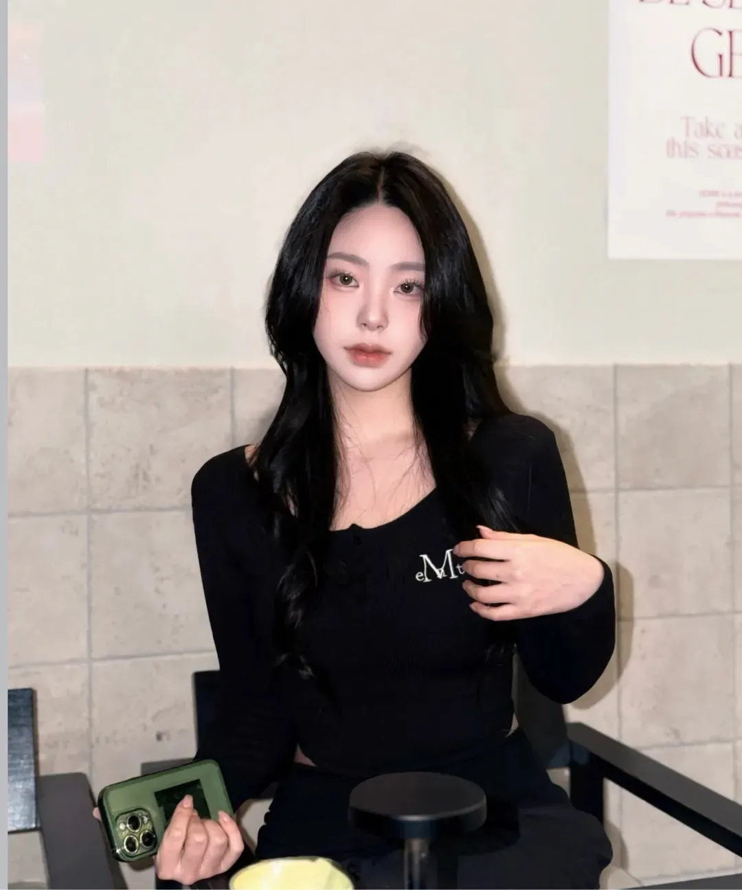 【預購】 MUCENT ANIV U-NECK SLIM FIT LONG SLEEVE T 排扣 素面 下圓弧 修身上衣