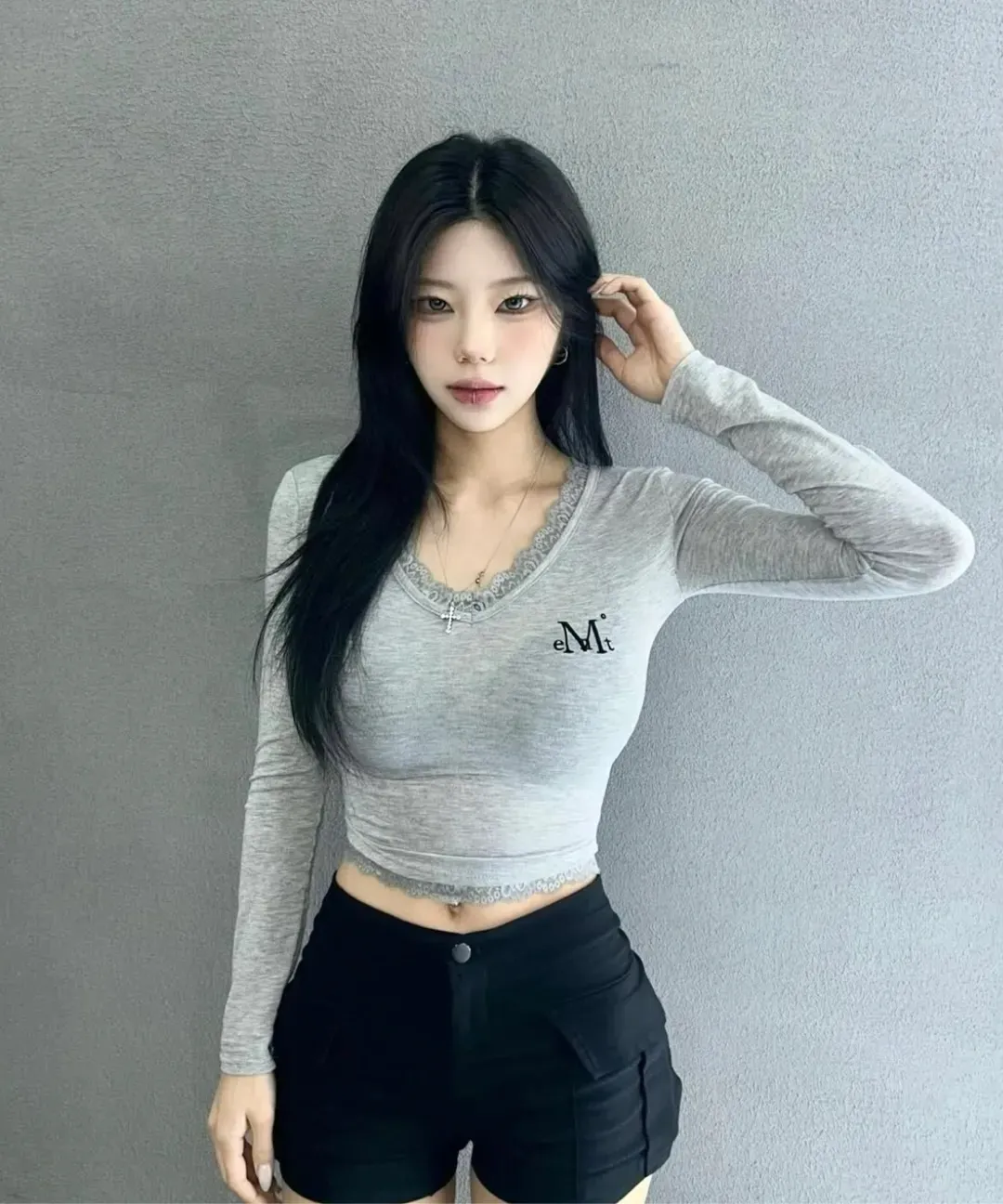 【預購】 MUCENT SUNNIOR LACE V-NECK LONG SLEEVE T 熱銷款 蕾絲 Ｖ領修身上衣