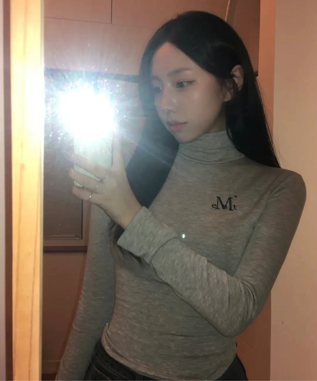 【預購】 MUCENT DELORA TURTLE NECK T 立領 刺繡內搭 打底上衣