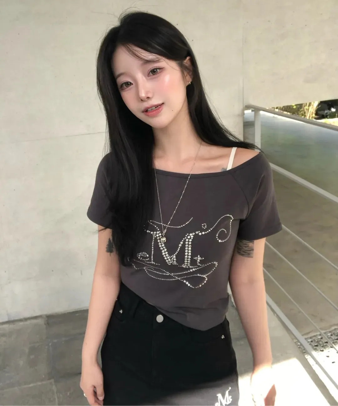 【預購】 MUCENT GLINT ONE SHOULDER CUBIC POINT UNBALANCE HALF T  亮鑽 美式 斜領上衣