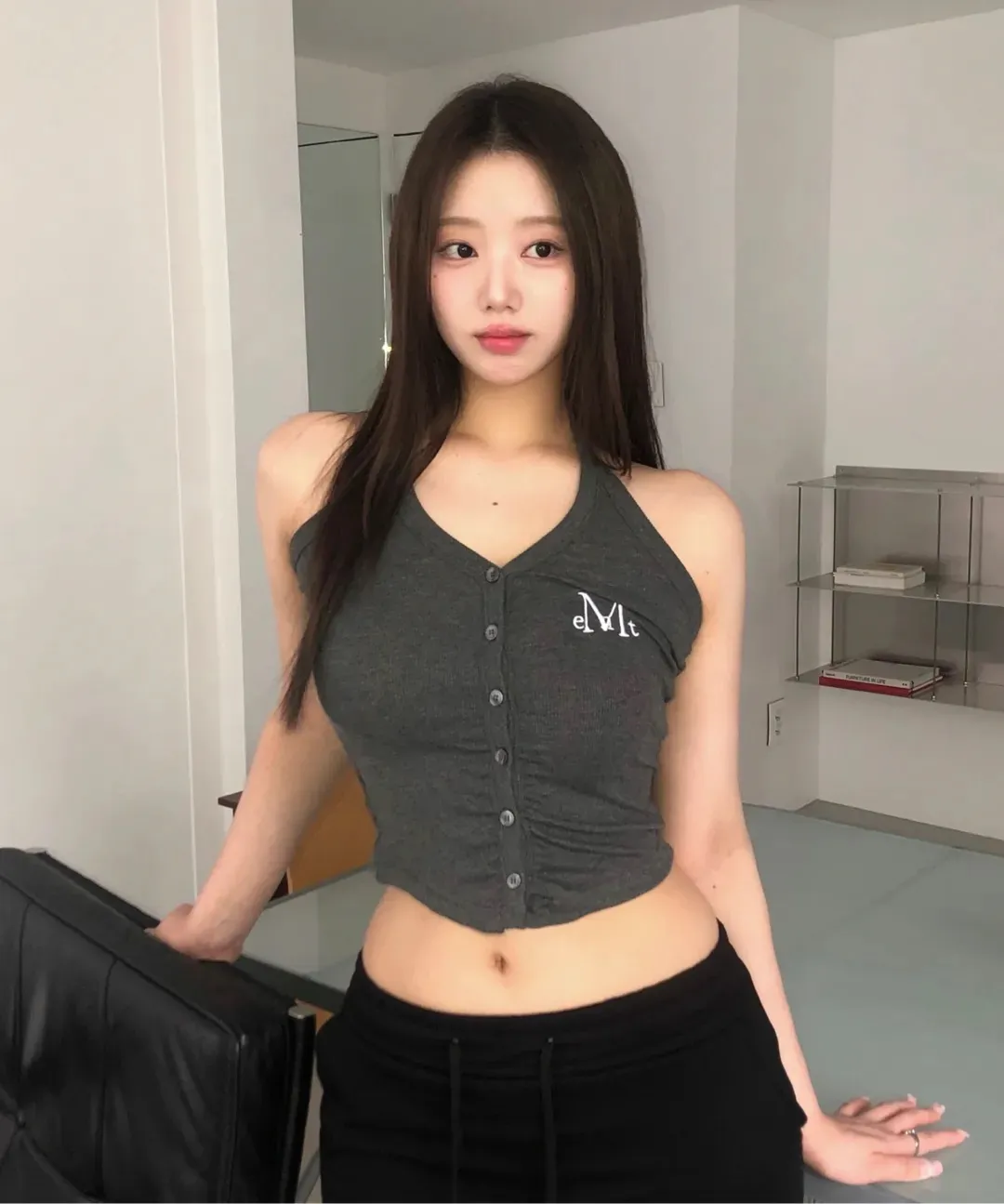 【預購】 MUCENT MERA HALTER NECK CROP SLEEVELESS 前抓皺  排扣 掛脖背心