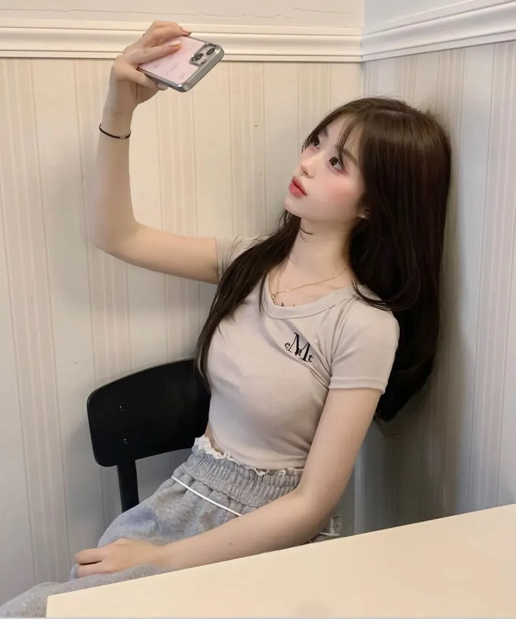 【預購】 MUCENT VELIN V-NECK CROP HALF T 刺繡 V領 修身上衣