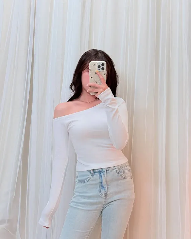 小薈激推自留兩色！超顯瘦斜肩性感上衣