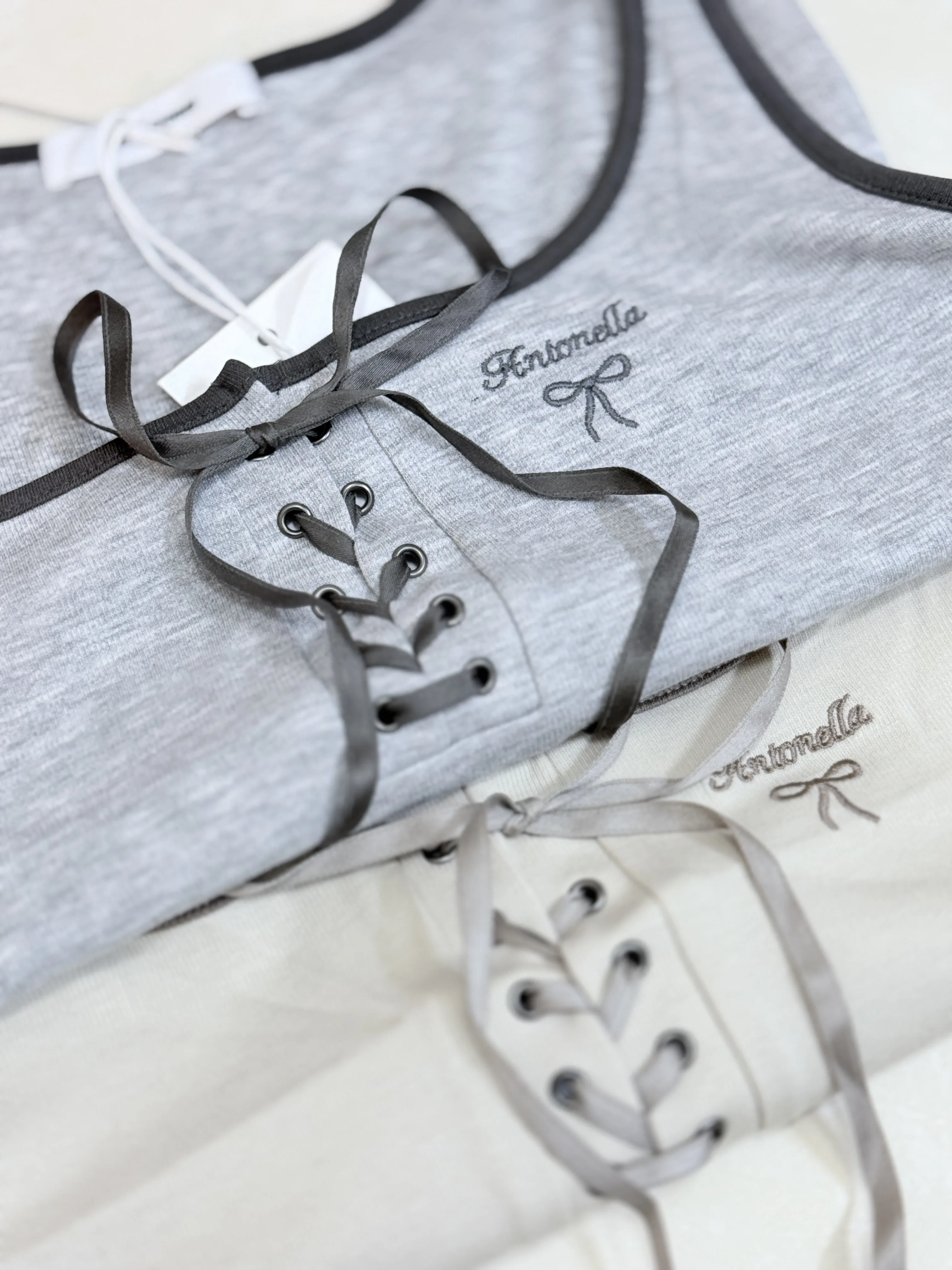 闆娘激推-質感超好撞色綁帶芭蕾刺繡背心