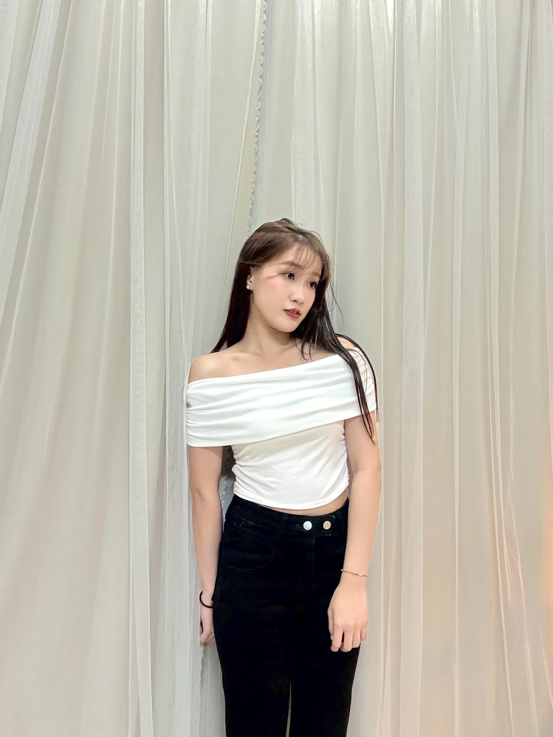 韓劇女主-正韓側邊抓皺顯瘦露肩一字領