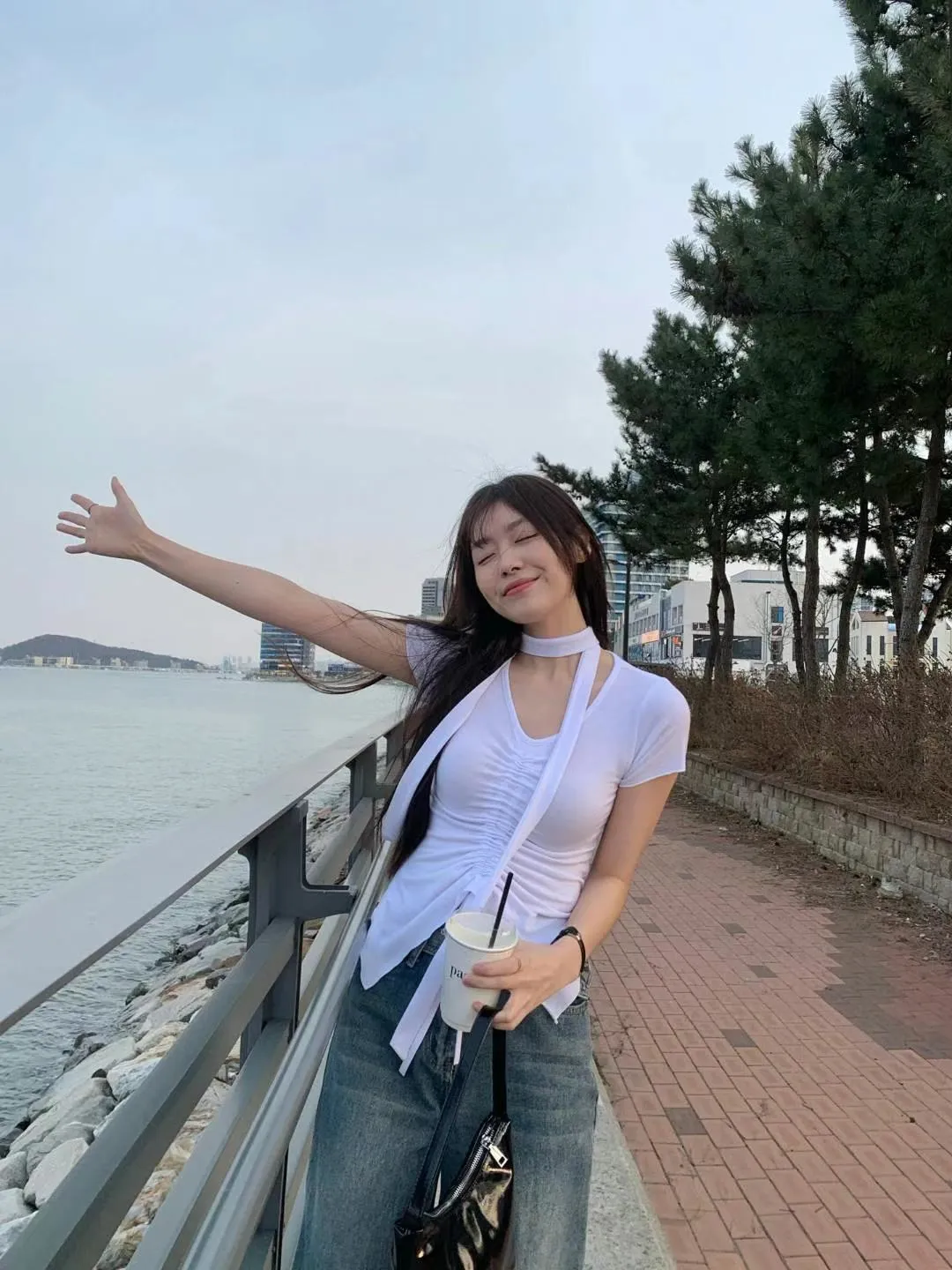 正韓-時髦女孩繞脖抓皺上衣 附繫帶