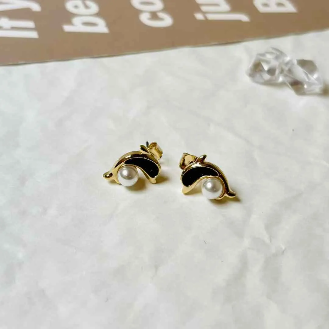 小巧海豚珍珠耳釘