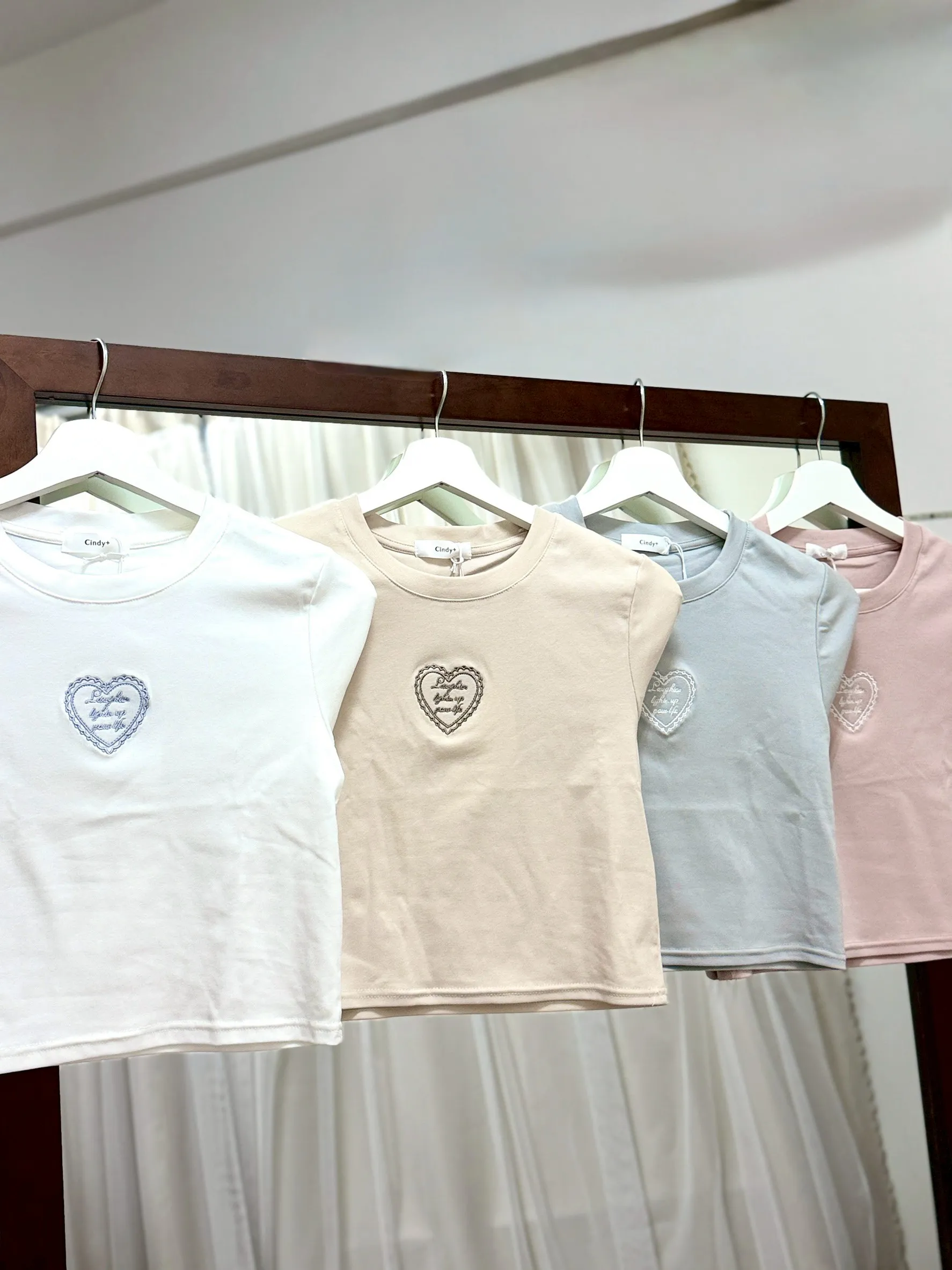 日常必備-愛心刺繡高彈上衣