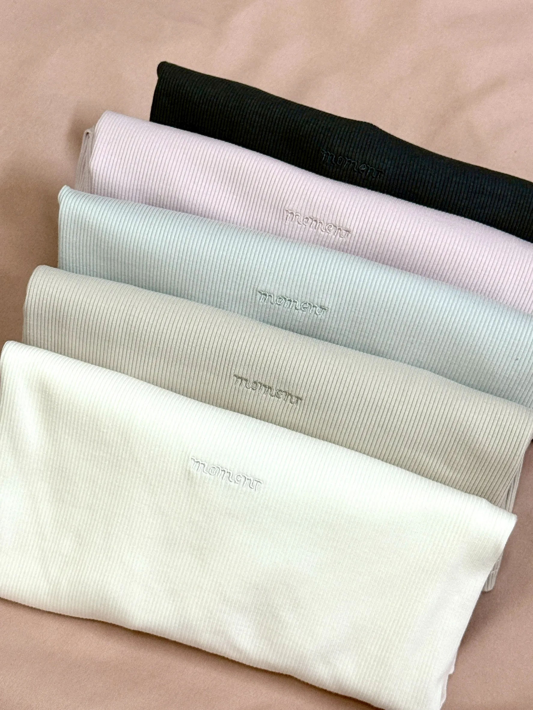 日常穿搭-英文刺繡合身彈性短上衣