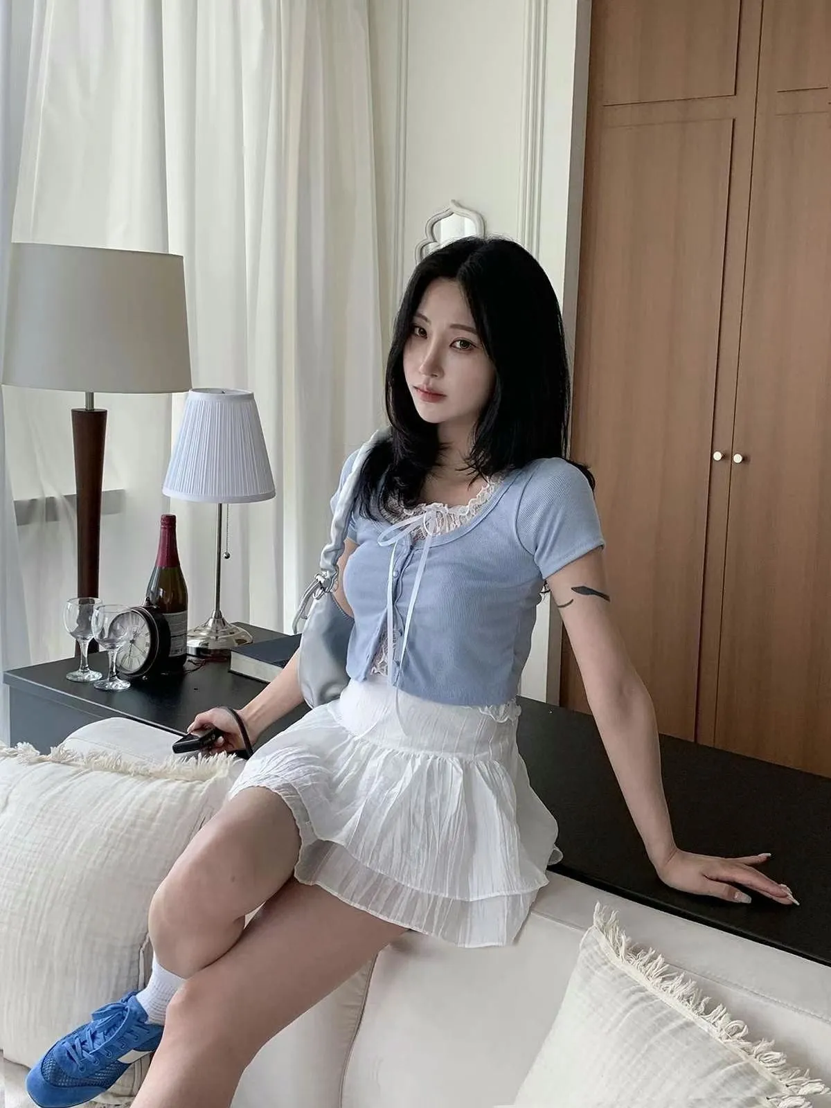 正韓假兩件蕾絲綁帶開釦上衣