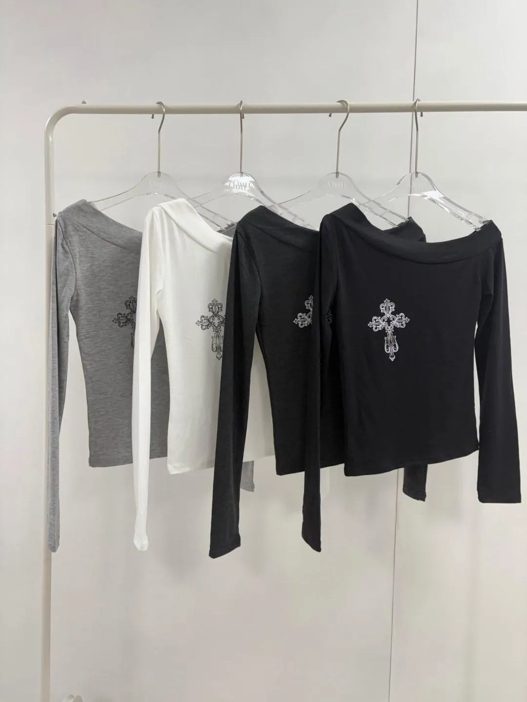 正韓胸前印花露肩上衣