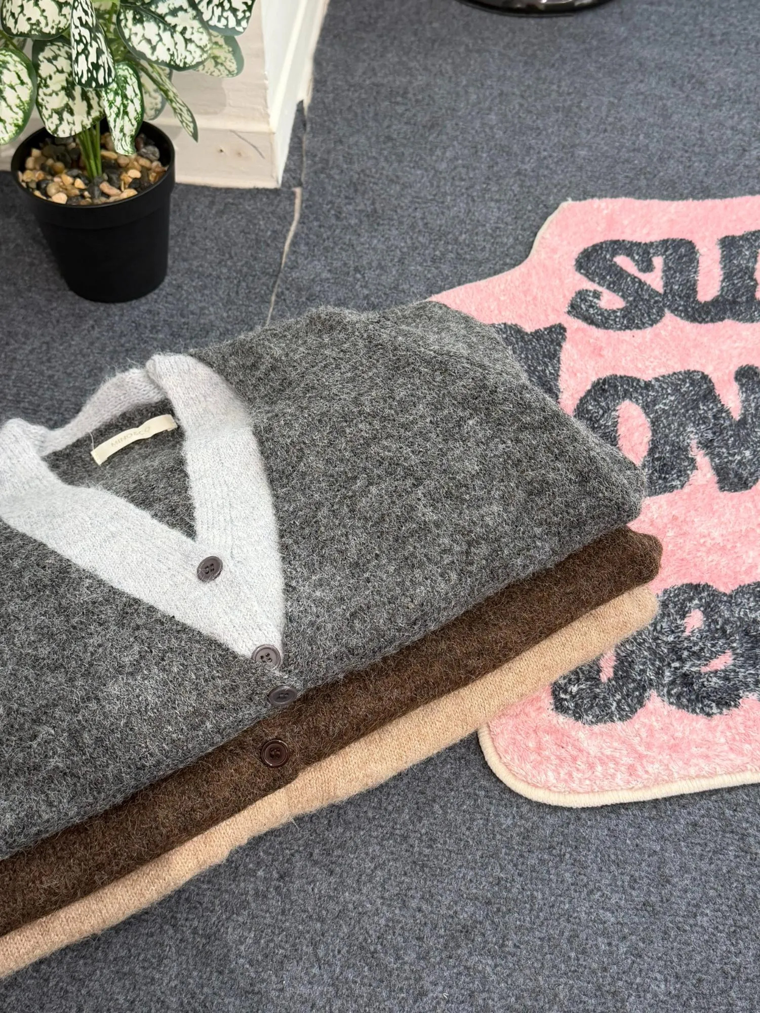 正韓柔軟拼色V領開衫