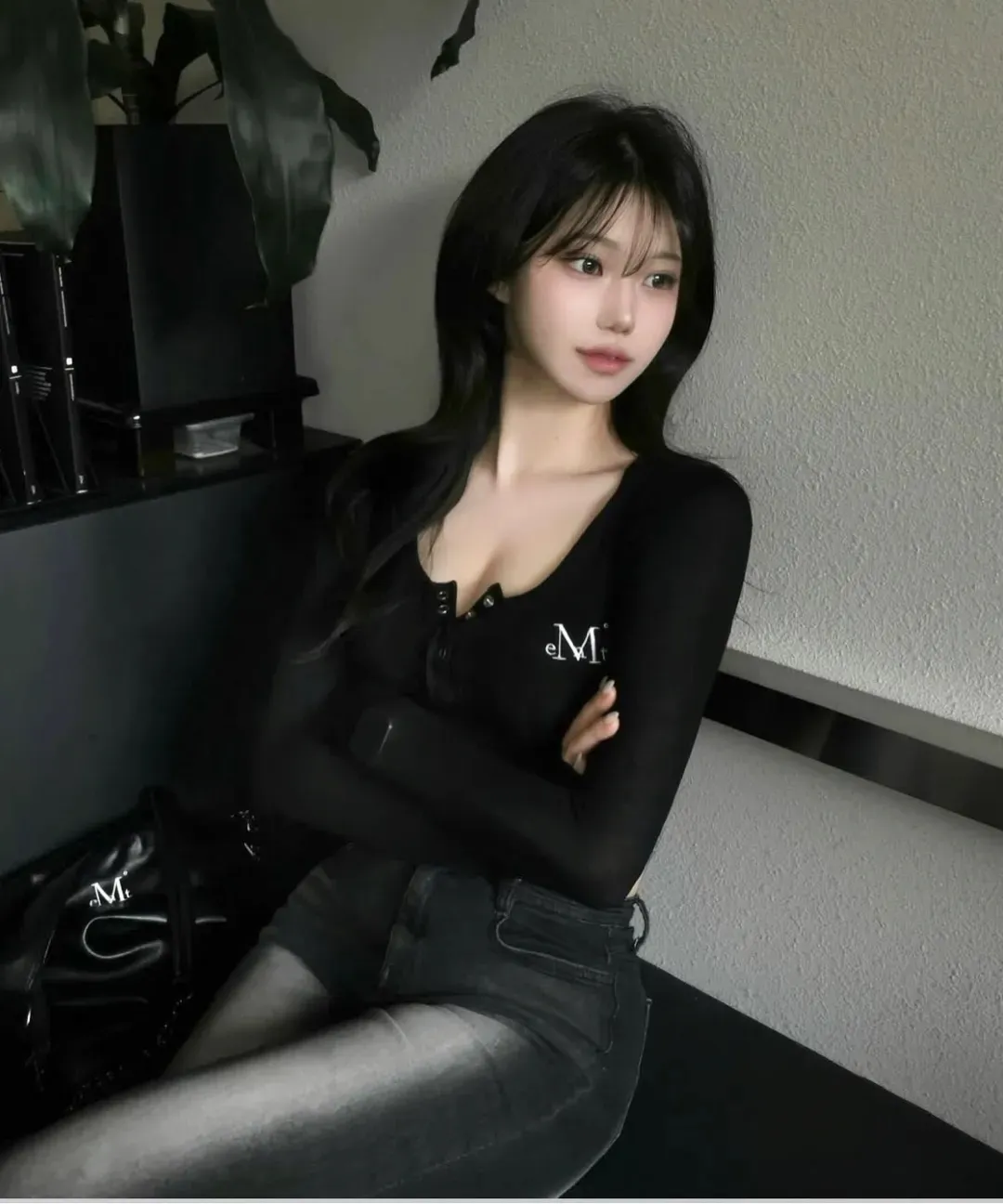 【預購】 MUCENT HARING SIGNATURE LOGO SNAP BUTTON U NECK T 半開扣 刺繡 修身上衣