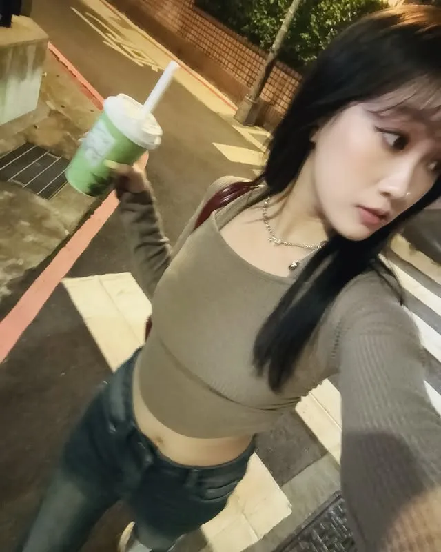 正韓假兩件掛脖顯瘦側腰褶皺上衣