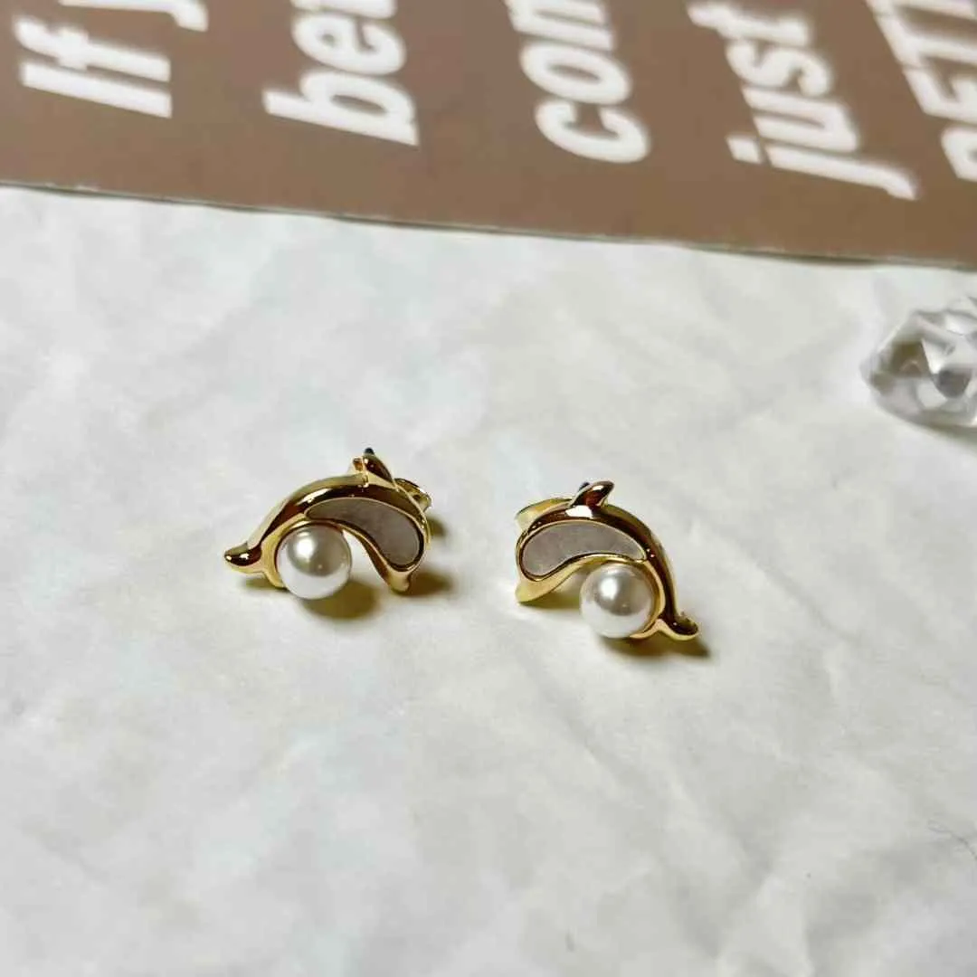 小巧海豚珍珠耳釘