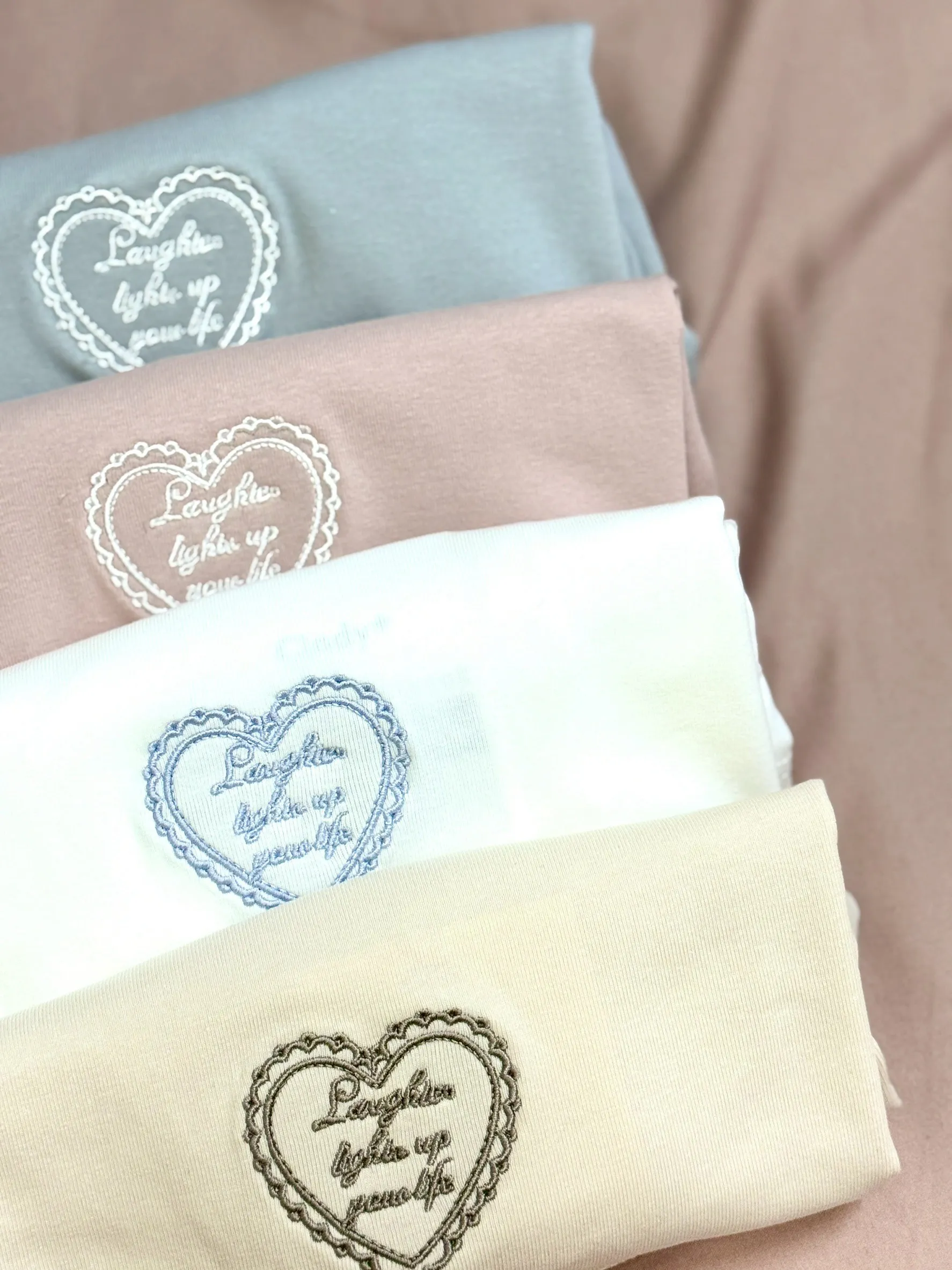 日常必備-愛心刺繡高彈上衣