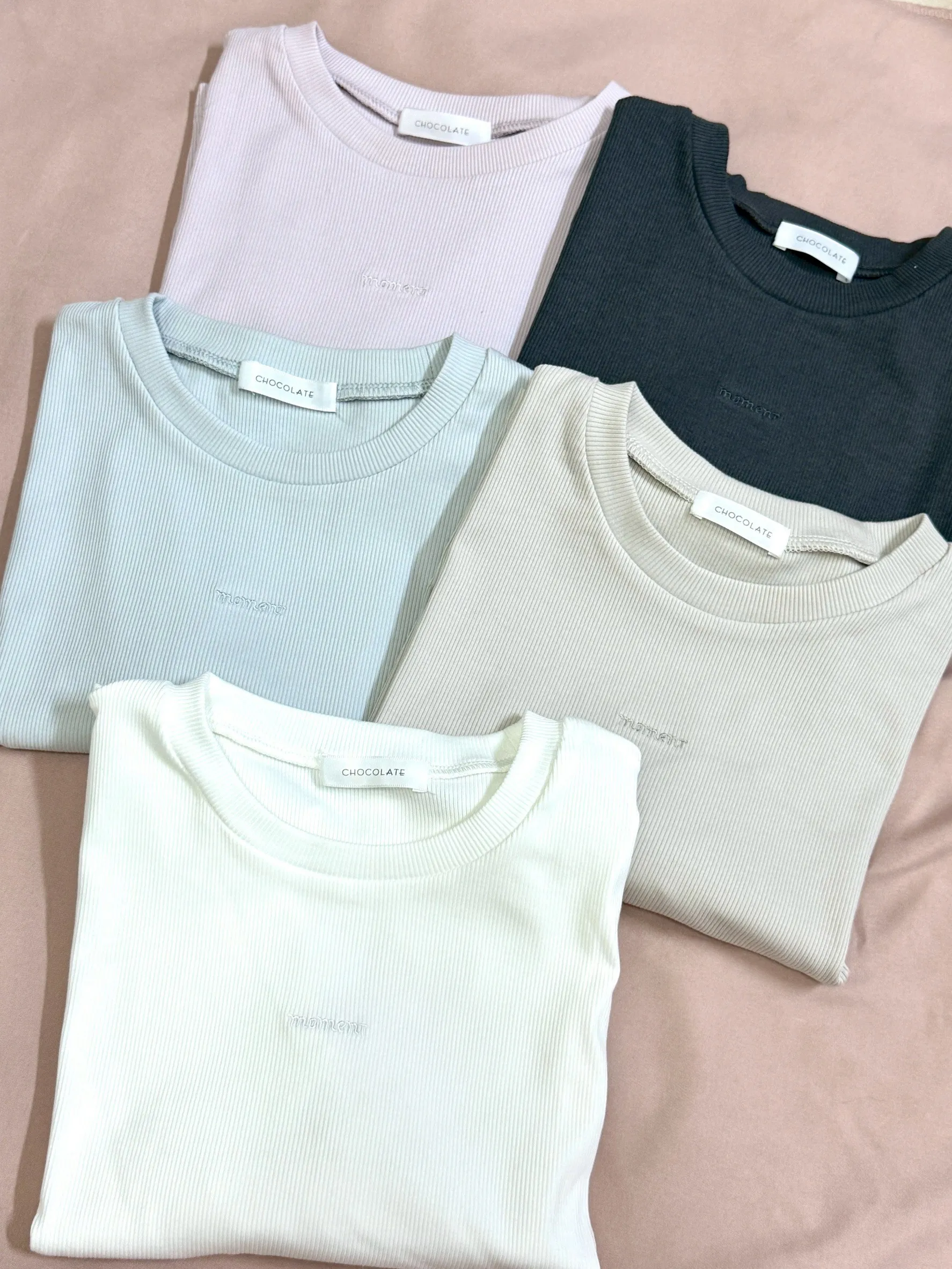 日常穿搭-英文刺繡合身彈性短上衣