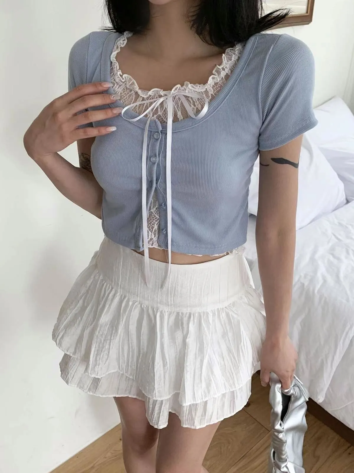 正韓假兩件蕾絲綁帶開釦上衣