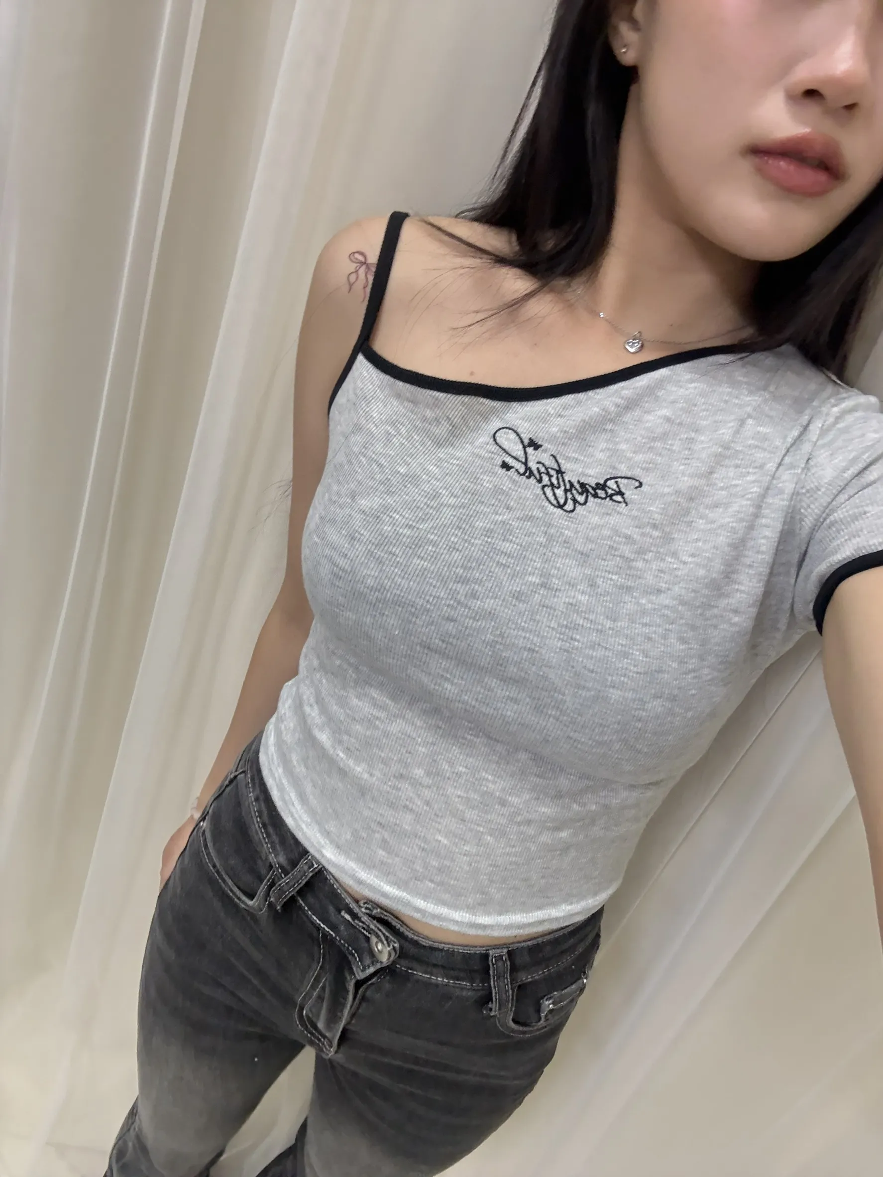 正韓 單肩刺繡造型短袖上衣