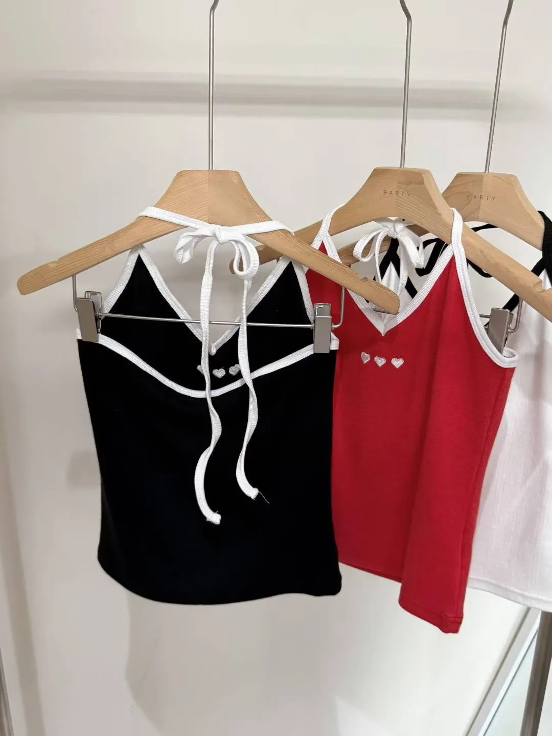 掛脖綁帶心型刺繡背心