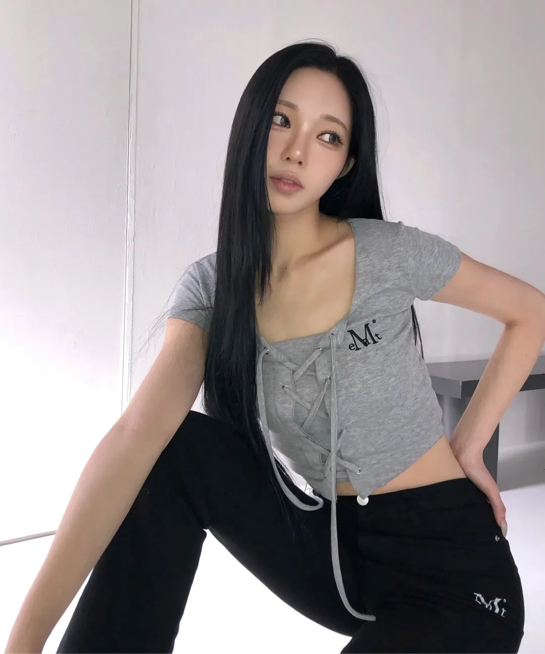  【預購】 MUCENT SARON EYELET LACE-UP SLIM FIT HALF T 前交叉 綁帶上衣