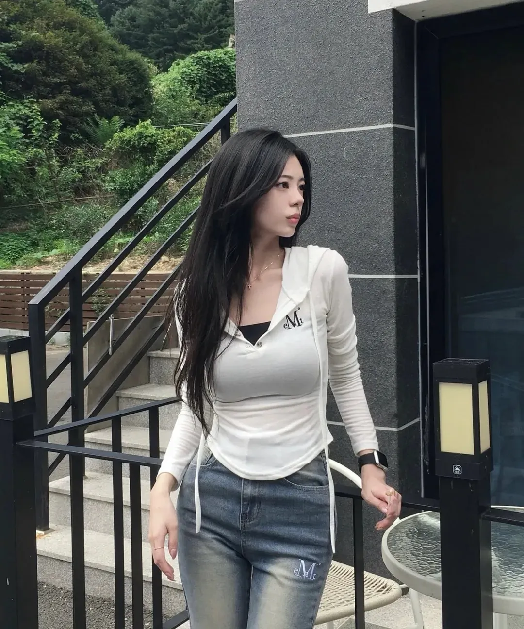 【預購】 MUCENT RUEN SIGNATURE SLIM HOOD T 半開扣 刺繡帽踢