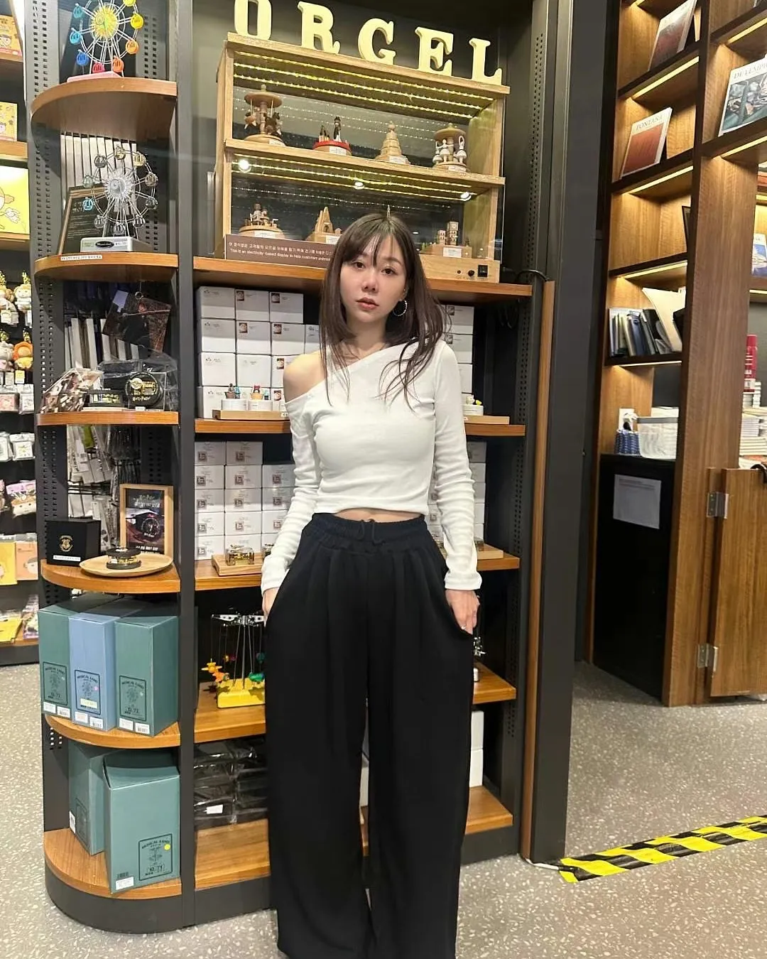 正韓-斜肩帶修身上衣