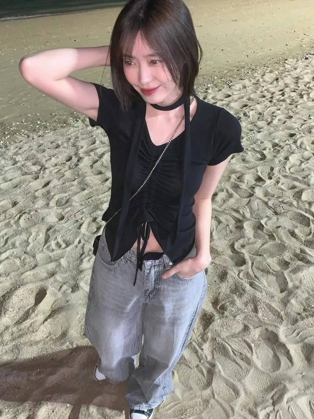 正韓-時髦女孩繞脖抓皺上衣 附繫帶