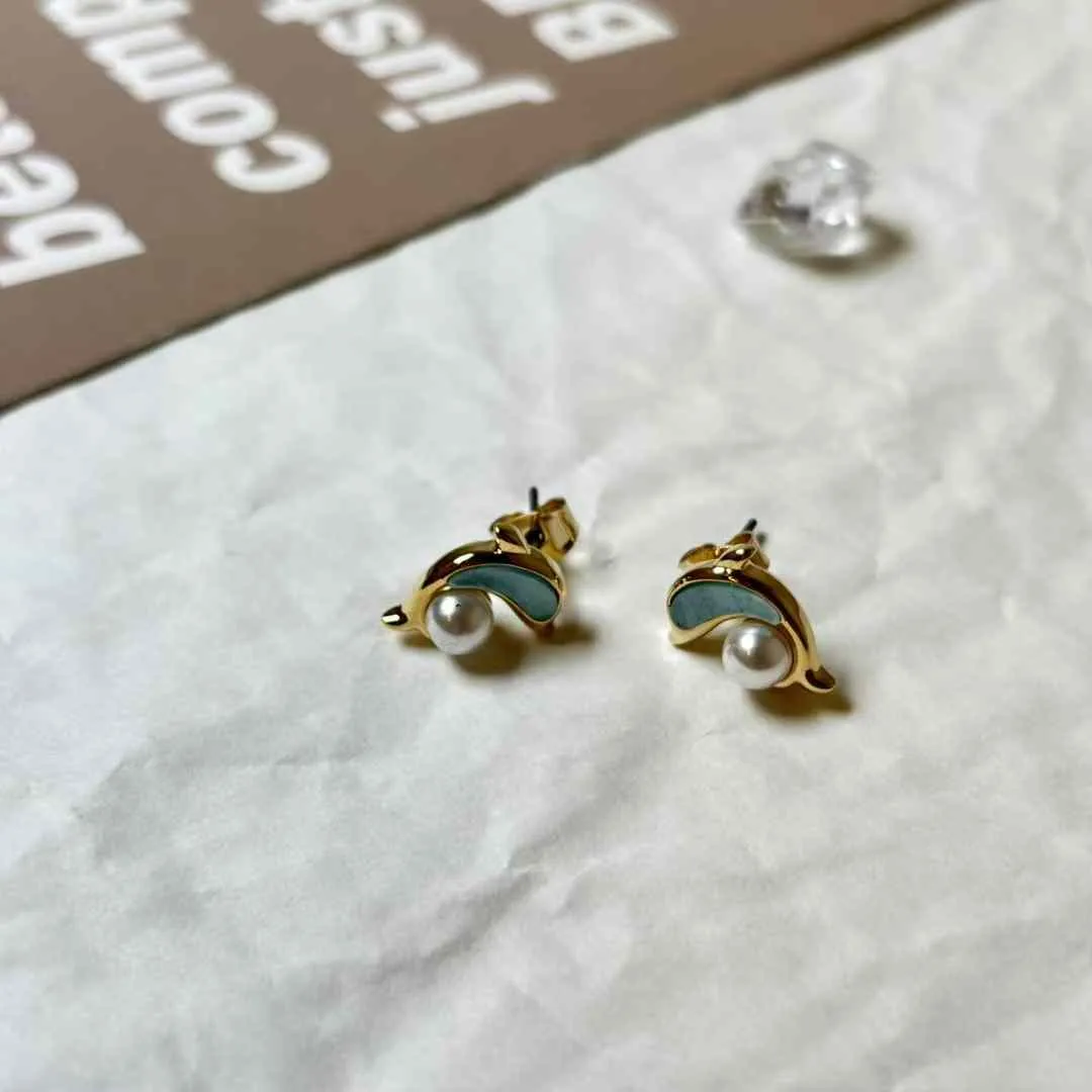 小巧海豚珍珠耳釘